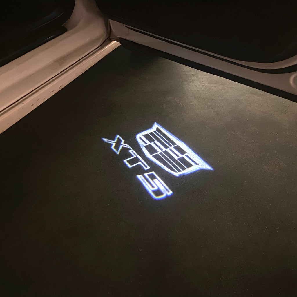CADILLAC XT5 LOGO PROJECTOT LIGHTS Nr.9725 (quantity 1 = 2 Logo Films /2 door lights）