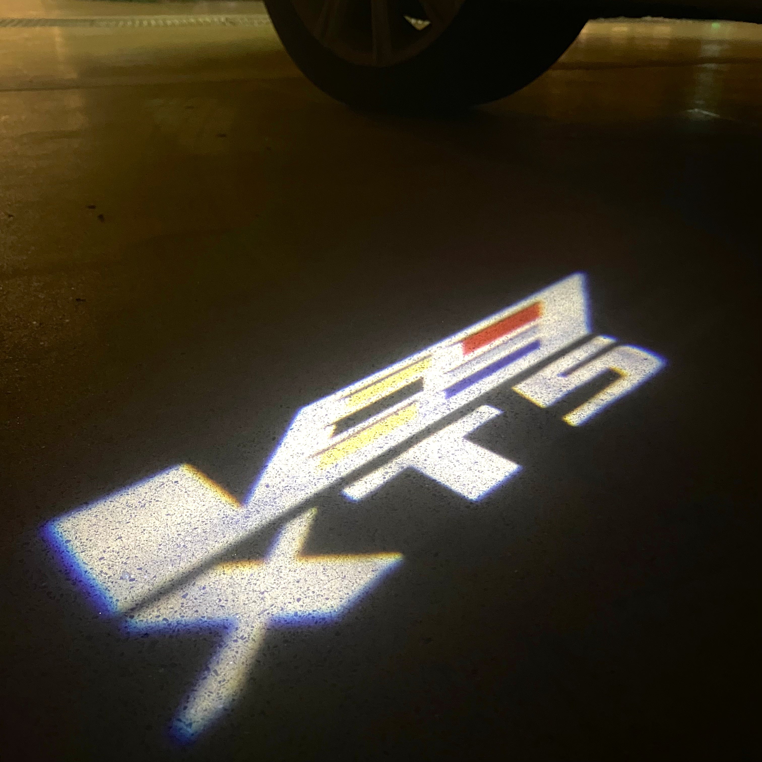 CADILLAC XT5 LOGO PROJECTOT LIGHTS Nr.9758 (quantity 1 = 2 Logo Films /2 door lights）