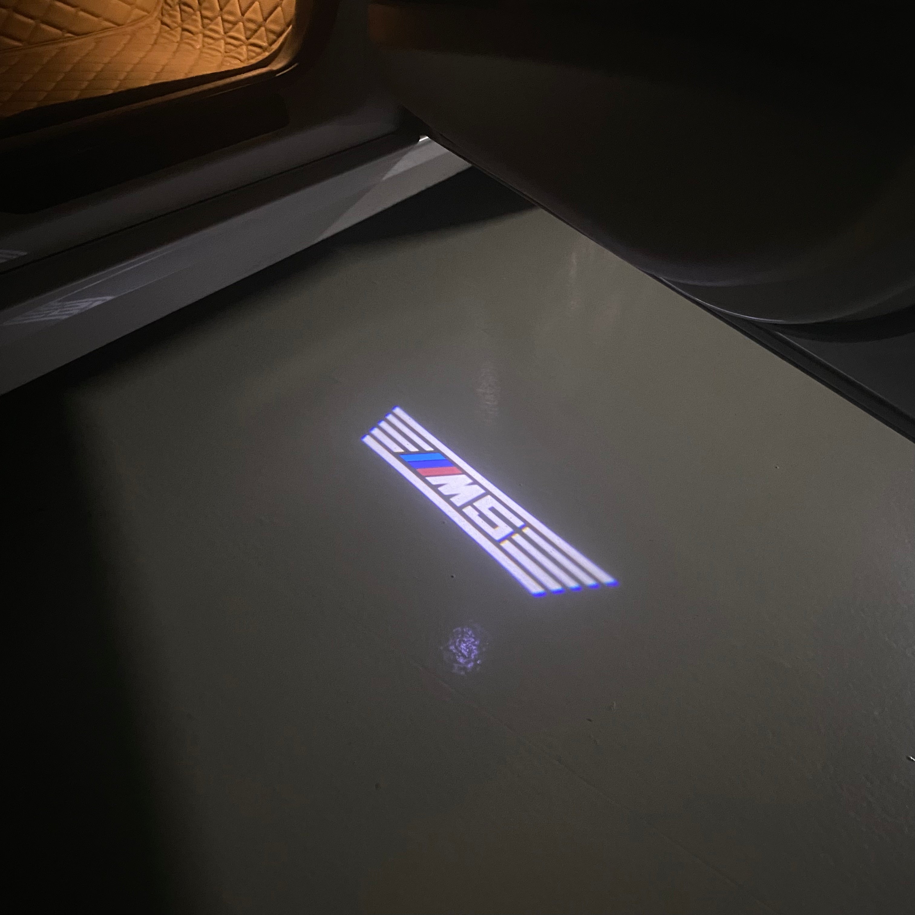 BMW M3 LOGO PROJECTOR LIGHTS Nr.24 (الكمية 1 = 1 مجموعة / 2 أضواء باب)