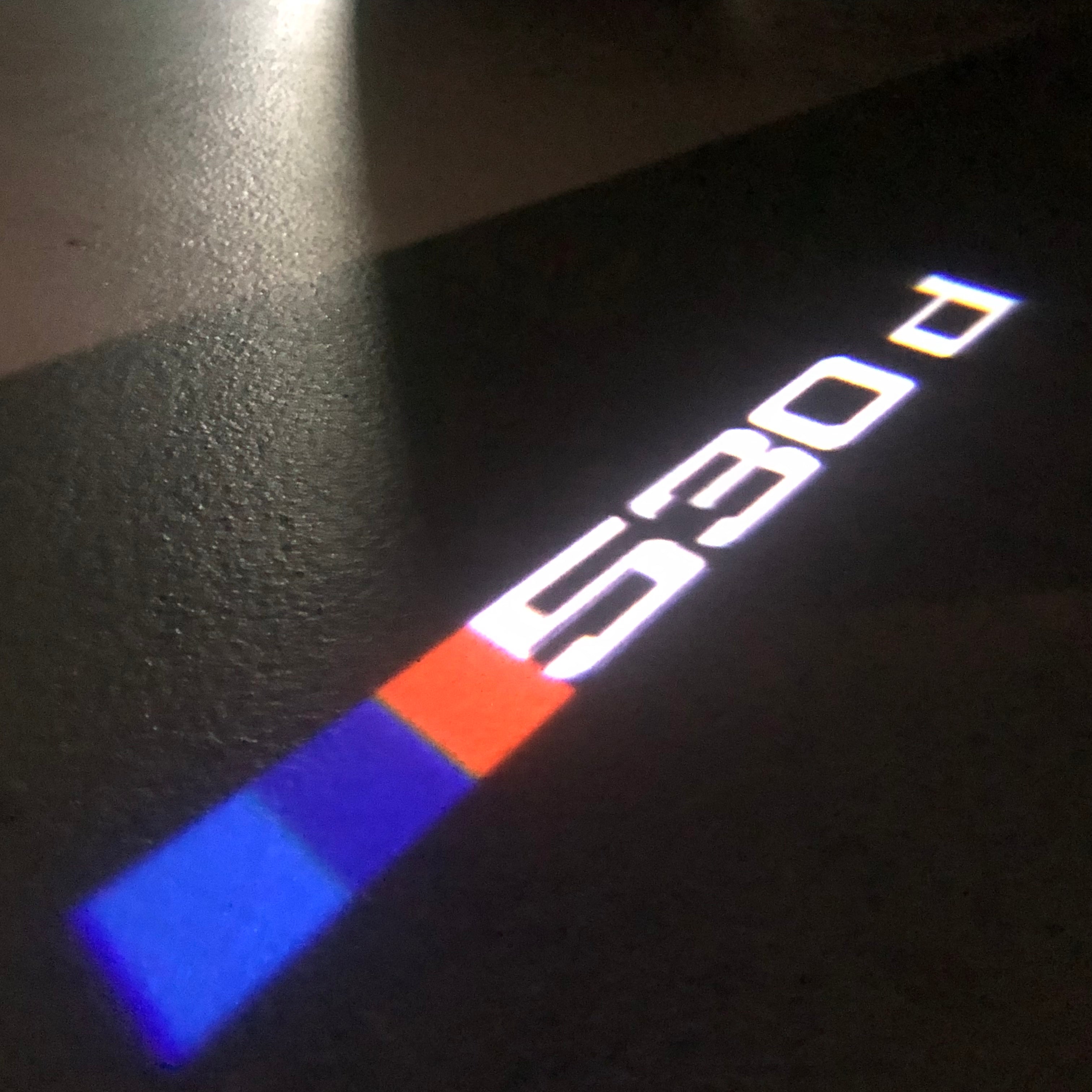 BMW M3 LOGO PROJECTOR LIGHTS Nr.24 (الكمية 1 = 1 مجموعة / 2 أضواء باب)