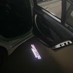 BMW M3 LOGO PROJECTOR LIGHTS Nr.24 (الكمية 1 = 1 مجموعة / 2 أضواء باب)