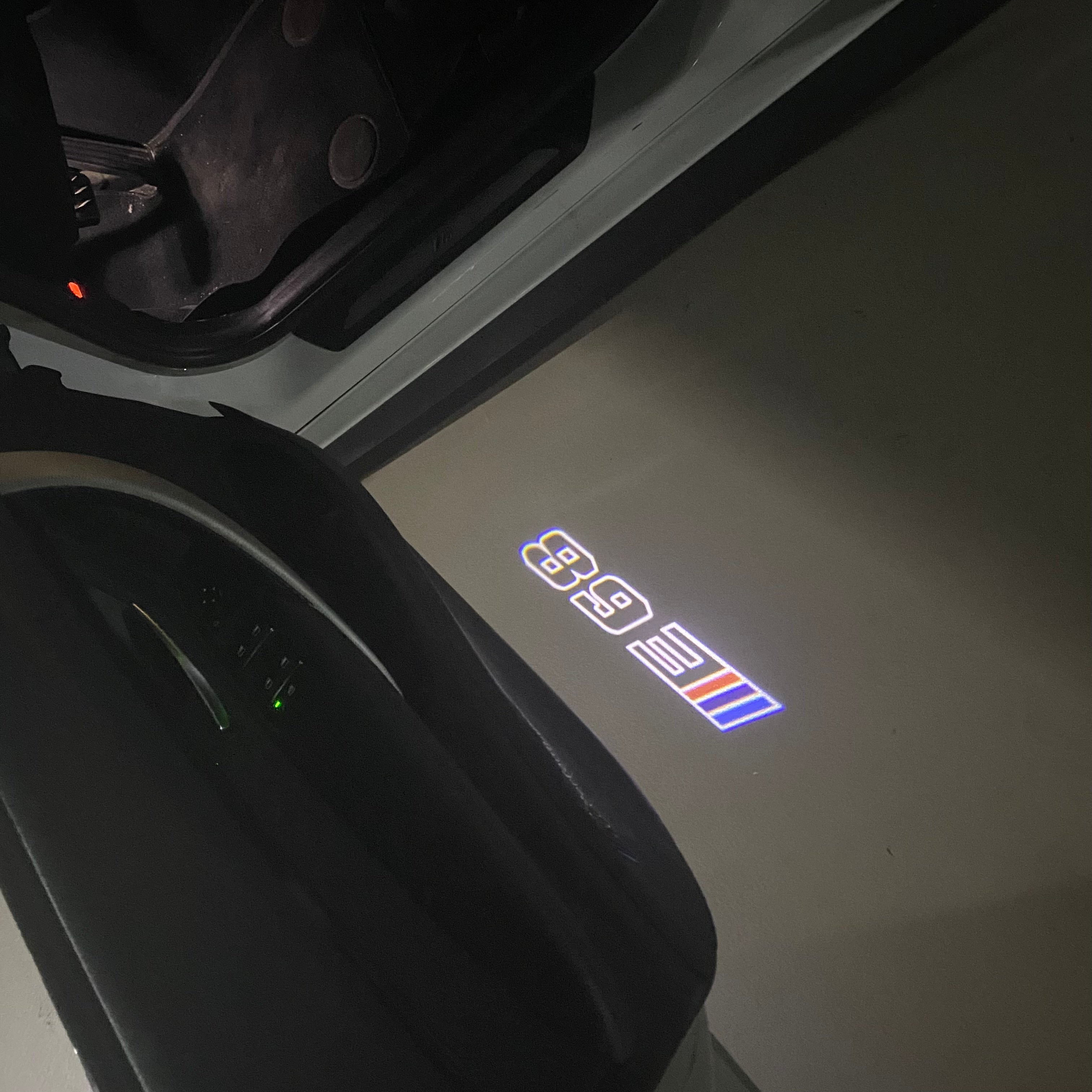 ÉCLAIRAGE DE PROJECTEUR BMW M3 LOGO Nr.24 (quantité 1 = 1 jeux / 2 feux de porte)