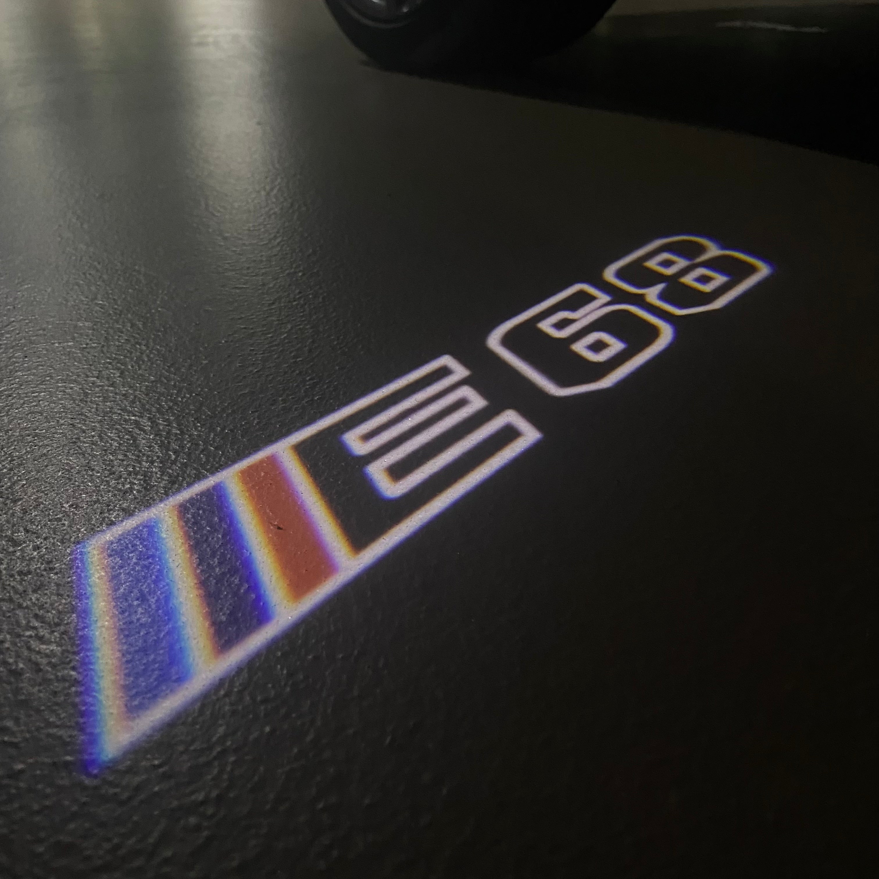 ÉCLAIRAGE DE PROJECTEUR BMW M3 LOGO Nr.24 (quantité 1 = 1 jeux / 2 feux de porte)