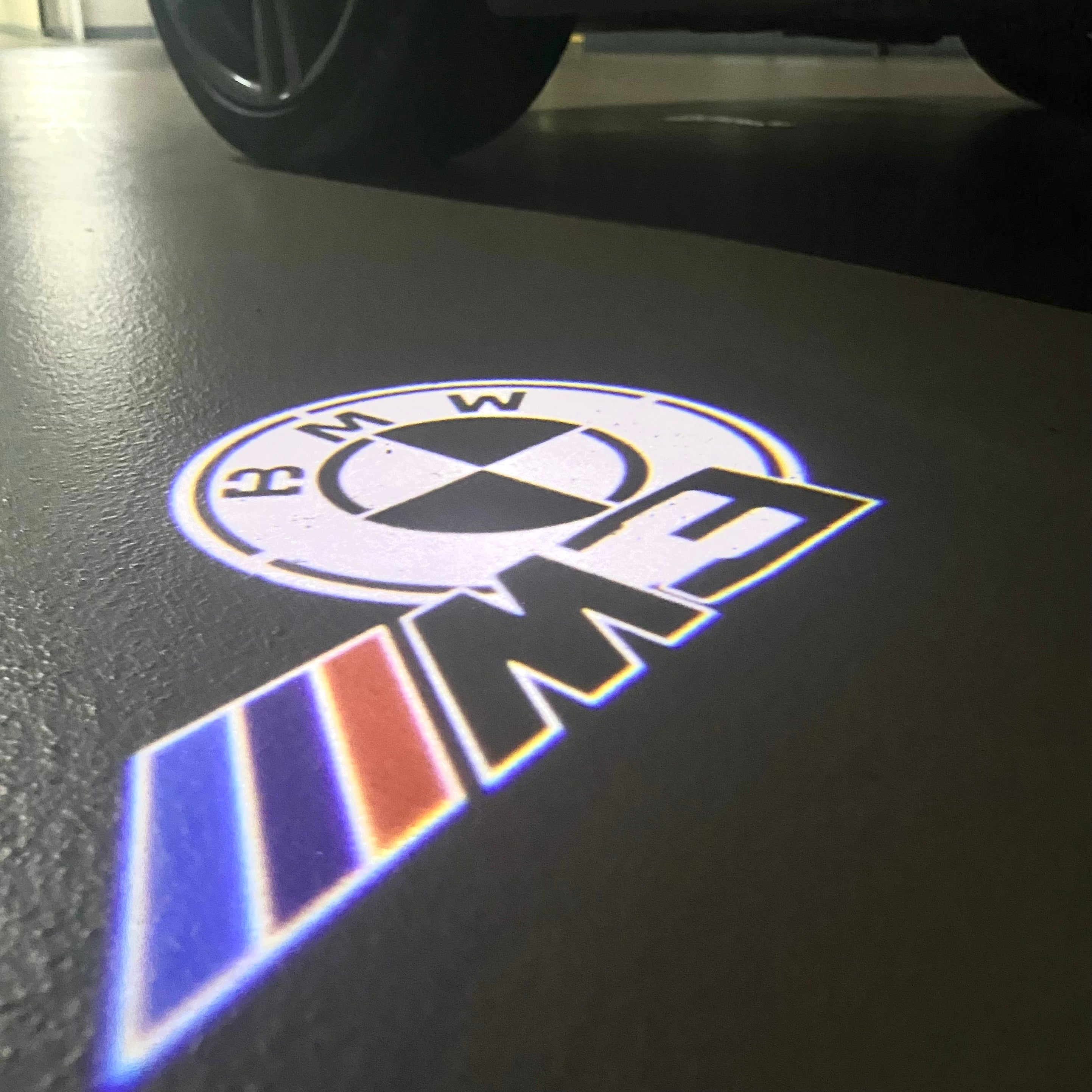 BMW M3 LOGO PROJECTOR LIGHTS Nr.24 (الكمية 1 = 1 مجموعة / 2 أضواء باب)