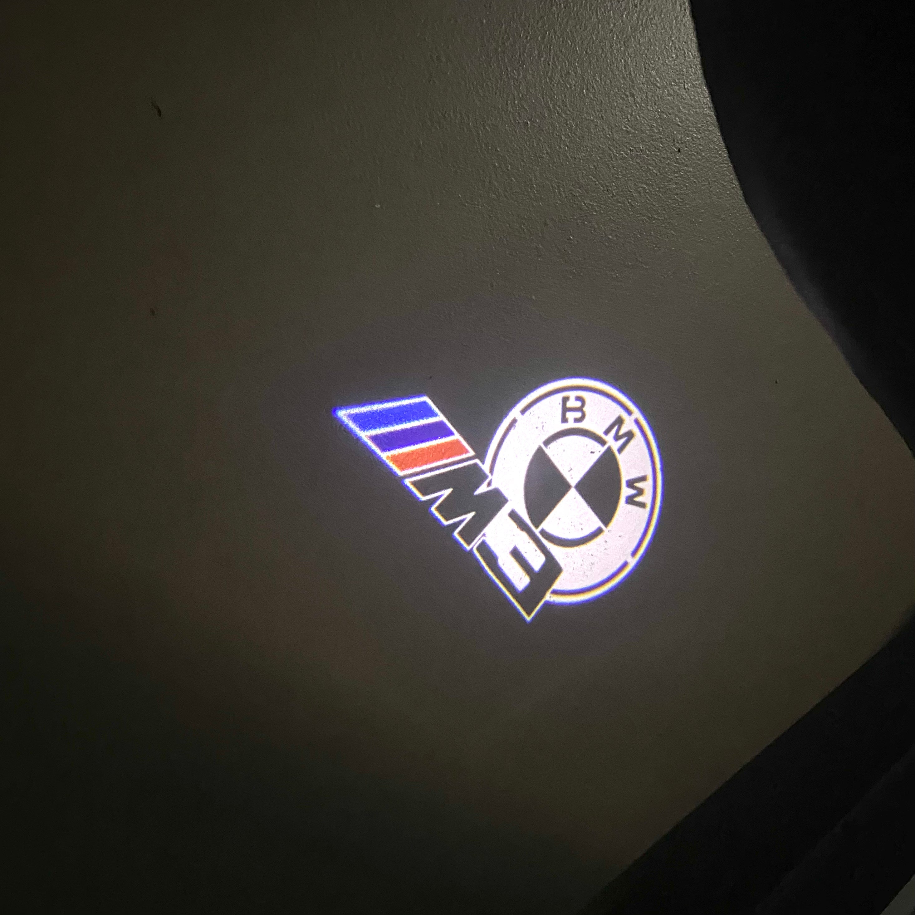 BMW M3 LOGO PROJECTOR LIGHTS Nr.24 (الكمية 1 = 1 مجموعة / 2 أضواء باب)