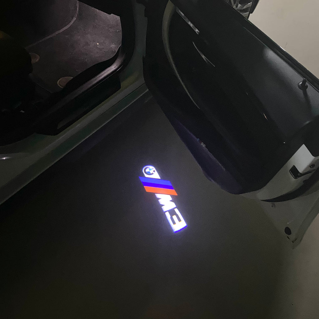 BMW M3 LOGO PROJECTOR LIGHTS Nr.24 (الكمية 1 = 1 مجموعة / 2 أضواء باب)