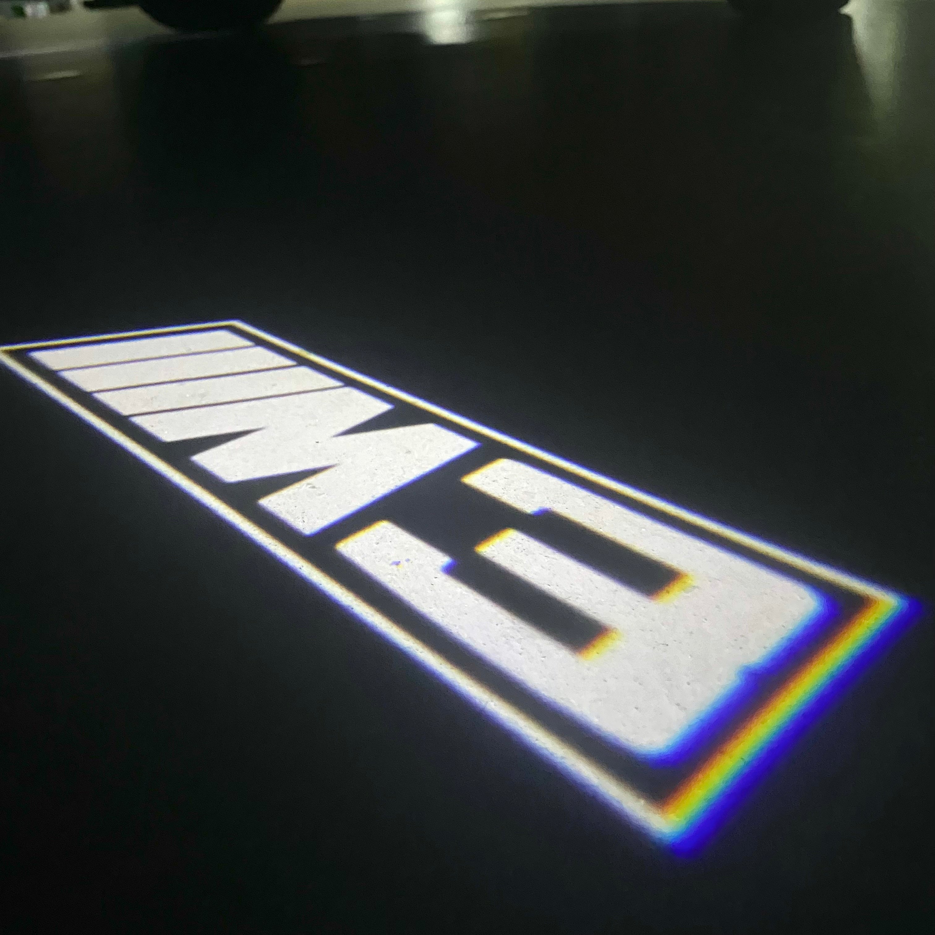 BMW M3 LOGO PROJECTOR LIGHTS Nr.24 (الكمية 1 = 1 مجموعة / 2 أضواء باب)