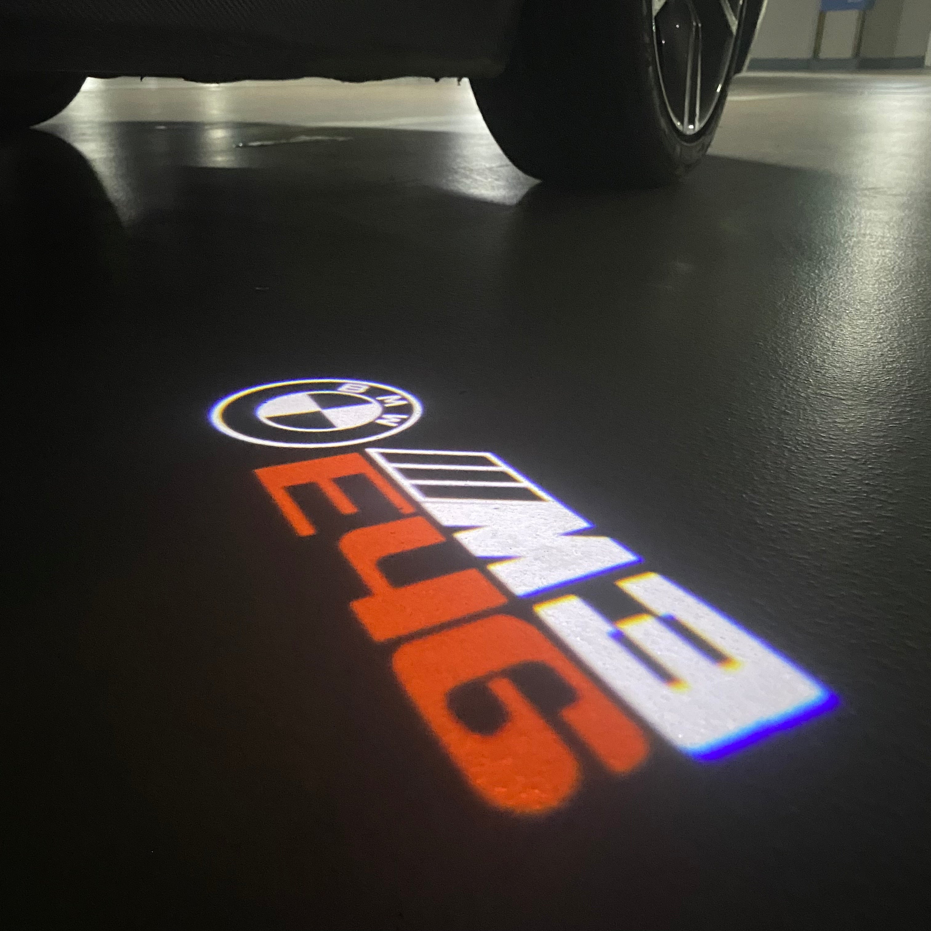 BMW M3 LOGO PROJECTOR LIGHTS Nr.24 (الكمية 1 = 1 مجموعة / 2 أضواء باب)