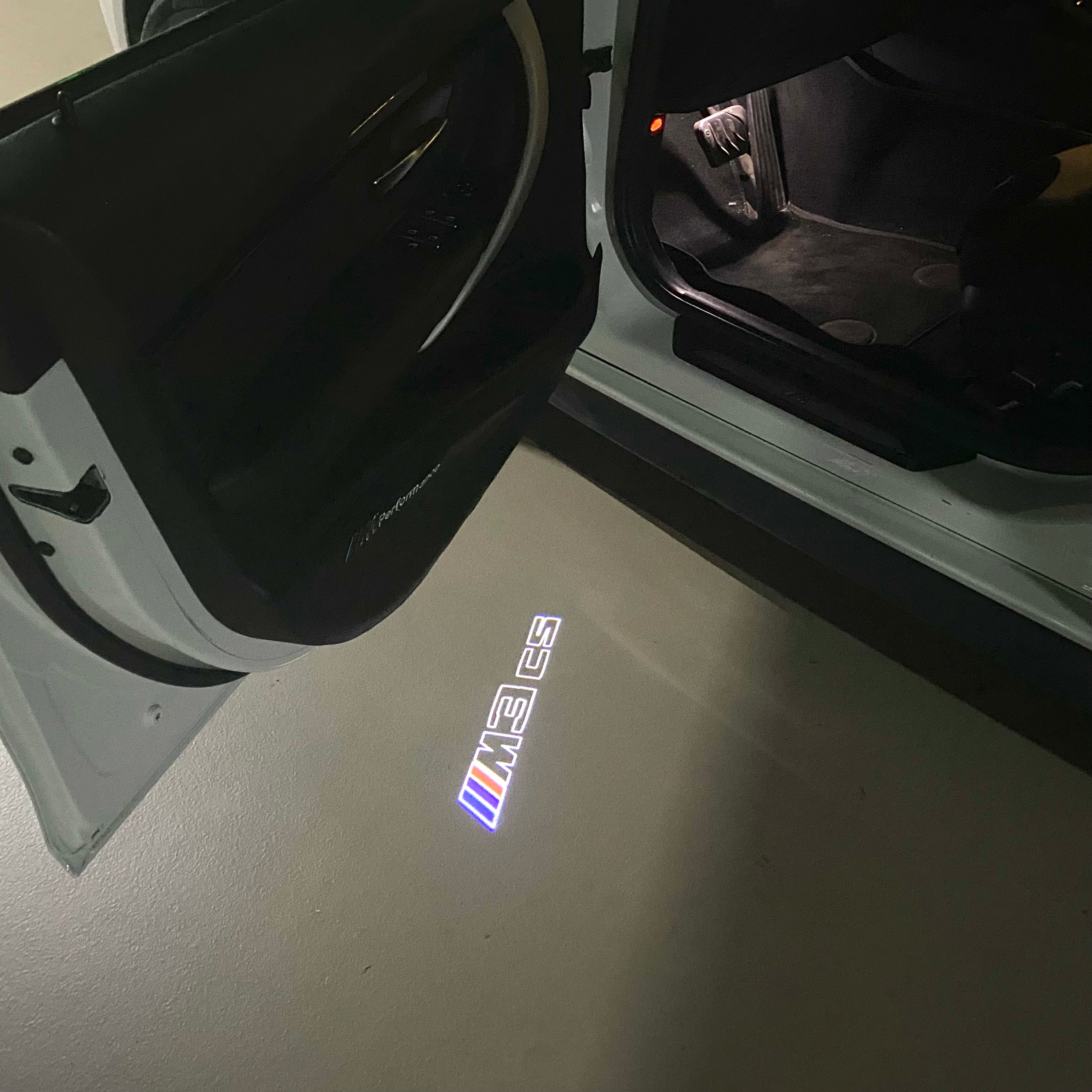 BMW M3 LOGO PROJECTOR LIGHTS Nr.24 (الكمية 1 = 1 مجموعة / 2 أضواء باب)