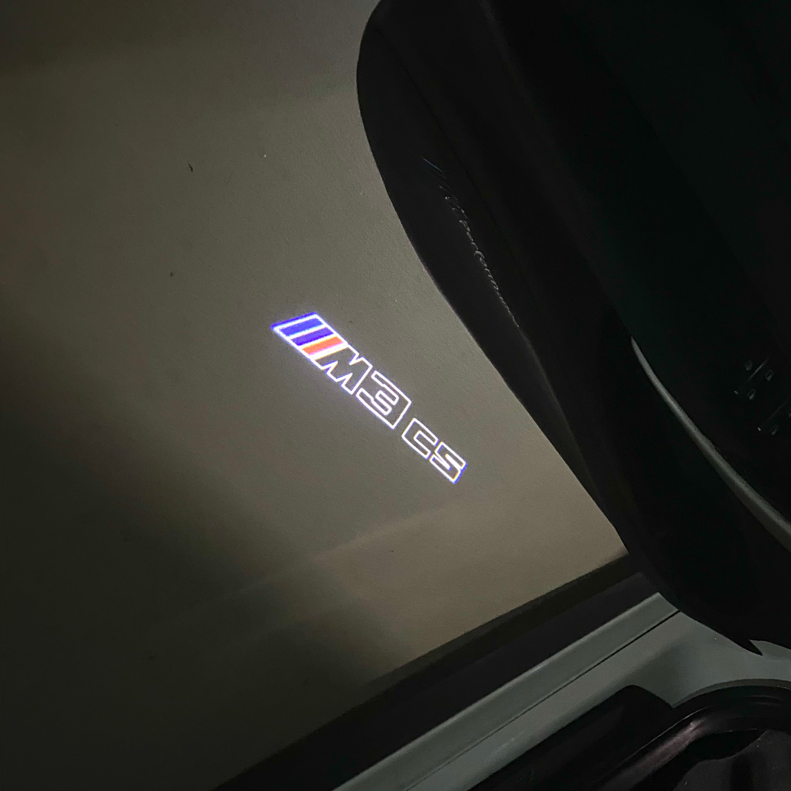 BMW M3 LOGO PROJECTOR LIGHTS Nr.24 (الكمية 1 = 1 مجموعة / 2 أضواء باب)