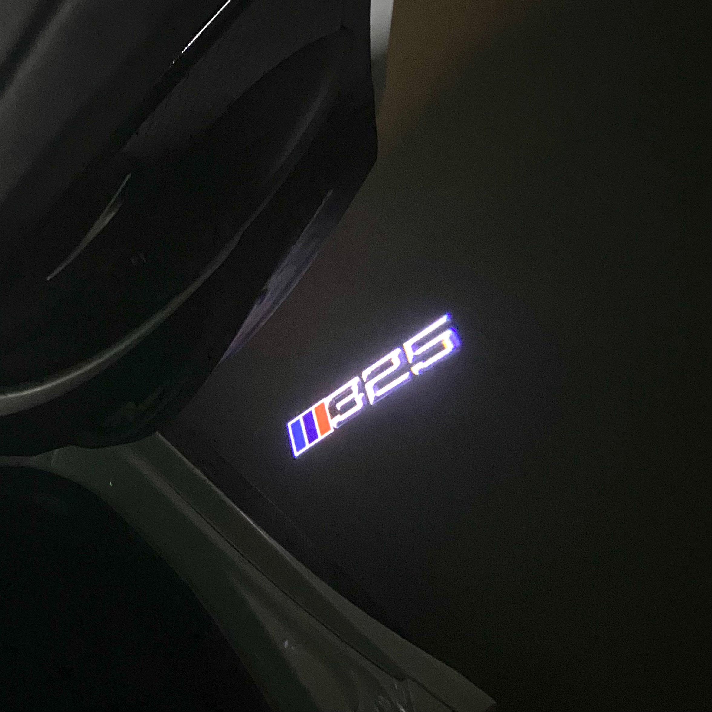 BMW M3 LOGO PROJECTOR LIGHTS Nr.24 (الكمية 1 = 1 مجموعة / 2 أضواء باب)