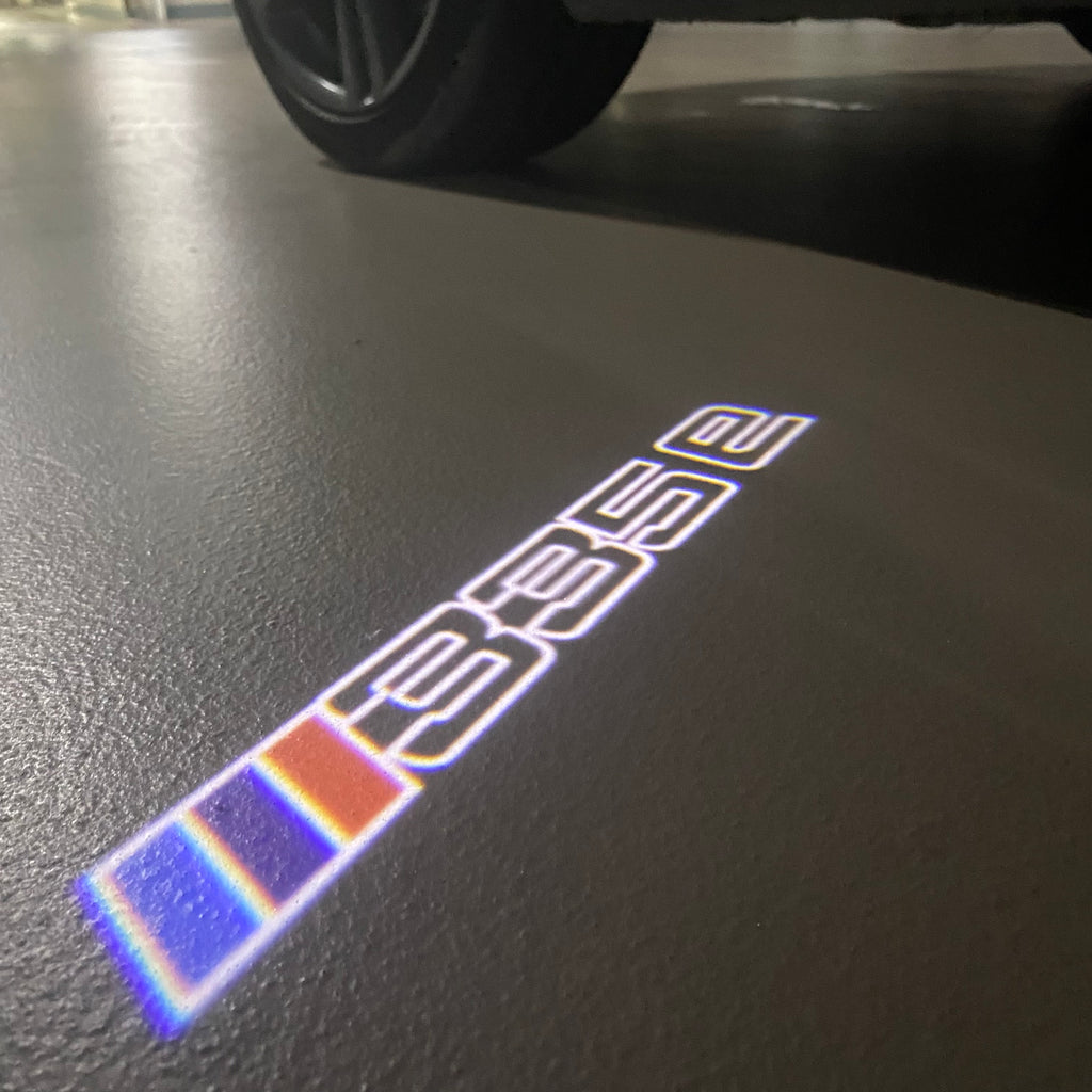 BMW M3 LOGO PROJECTOR LIGHTS Nr.24 (الكمية 1 = 1 مجموعة / 2 أضواء باب)
