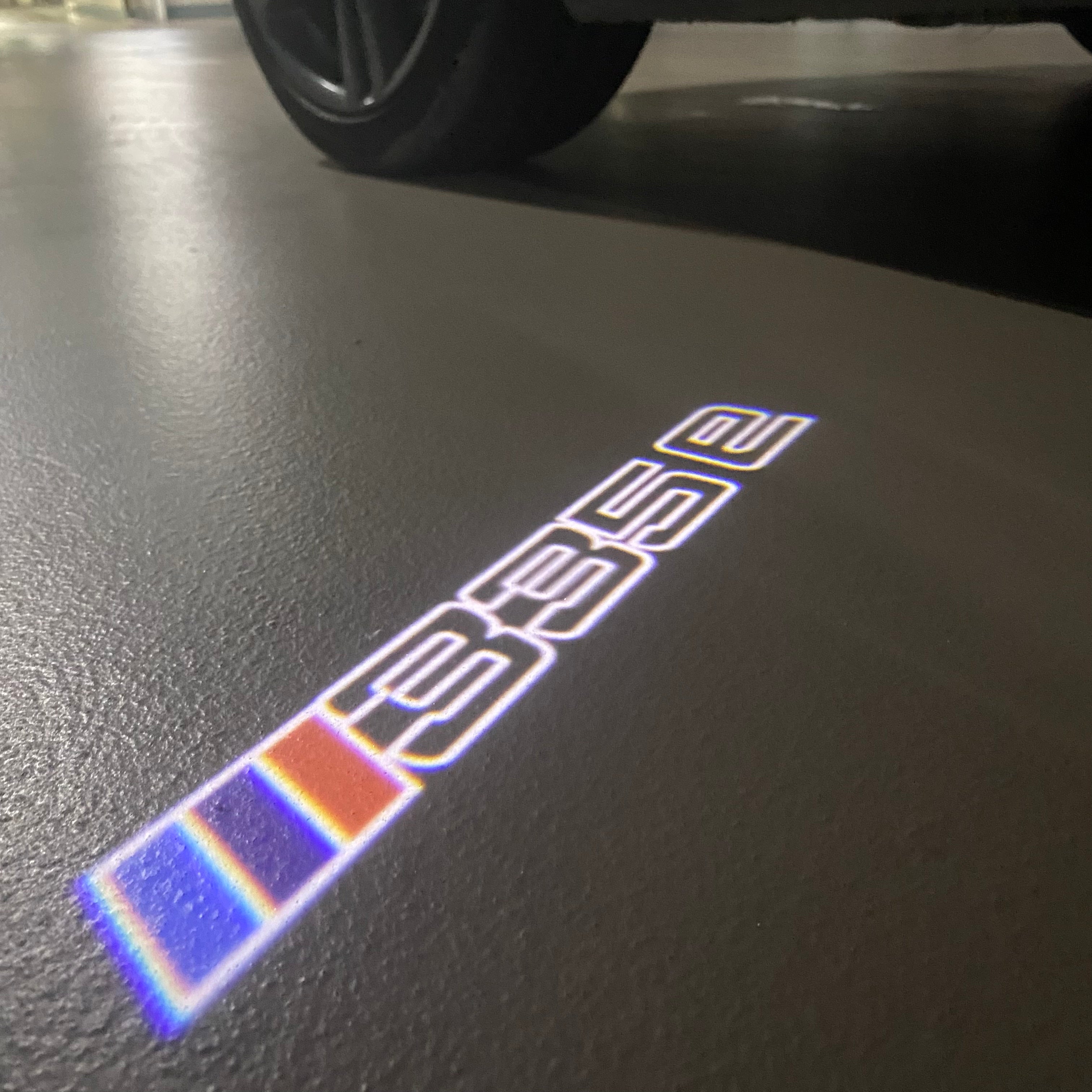 BMW M3 LOGO PROJECTOR LIGHTS Nr.24 (الكمية 1 = 1 مجموعة / 2 أضواء باب)
