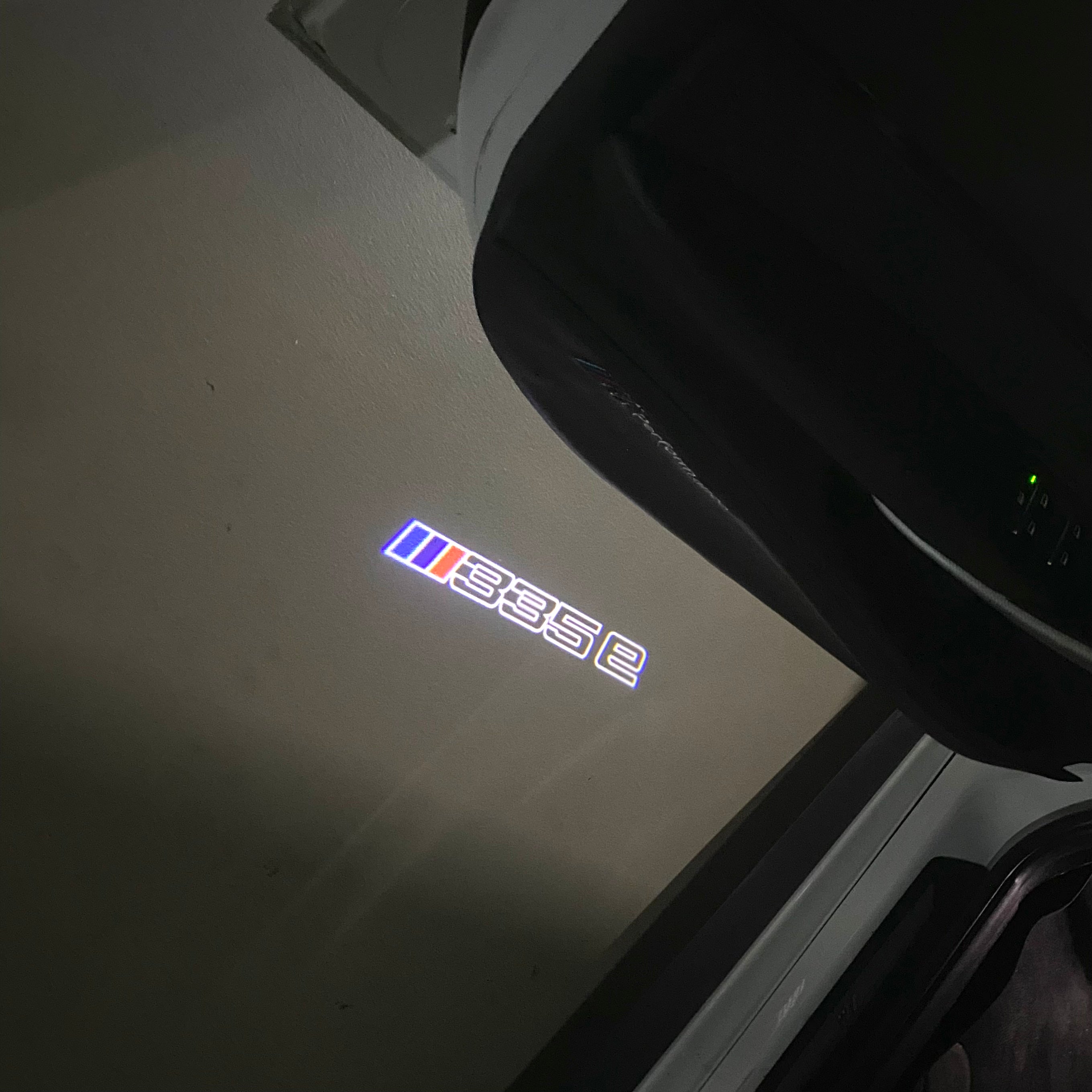 BMW M3 LOGO PROJECTOR LIGHTS Nr.24 (الكمية 1 = 1 مجموعة / 2 أضواء باب)