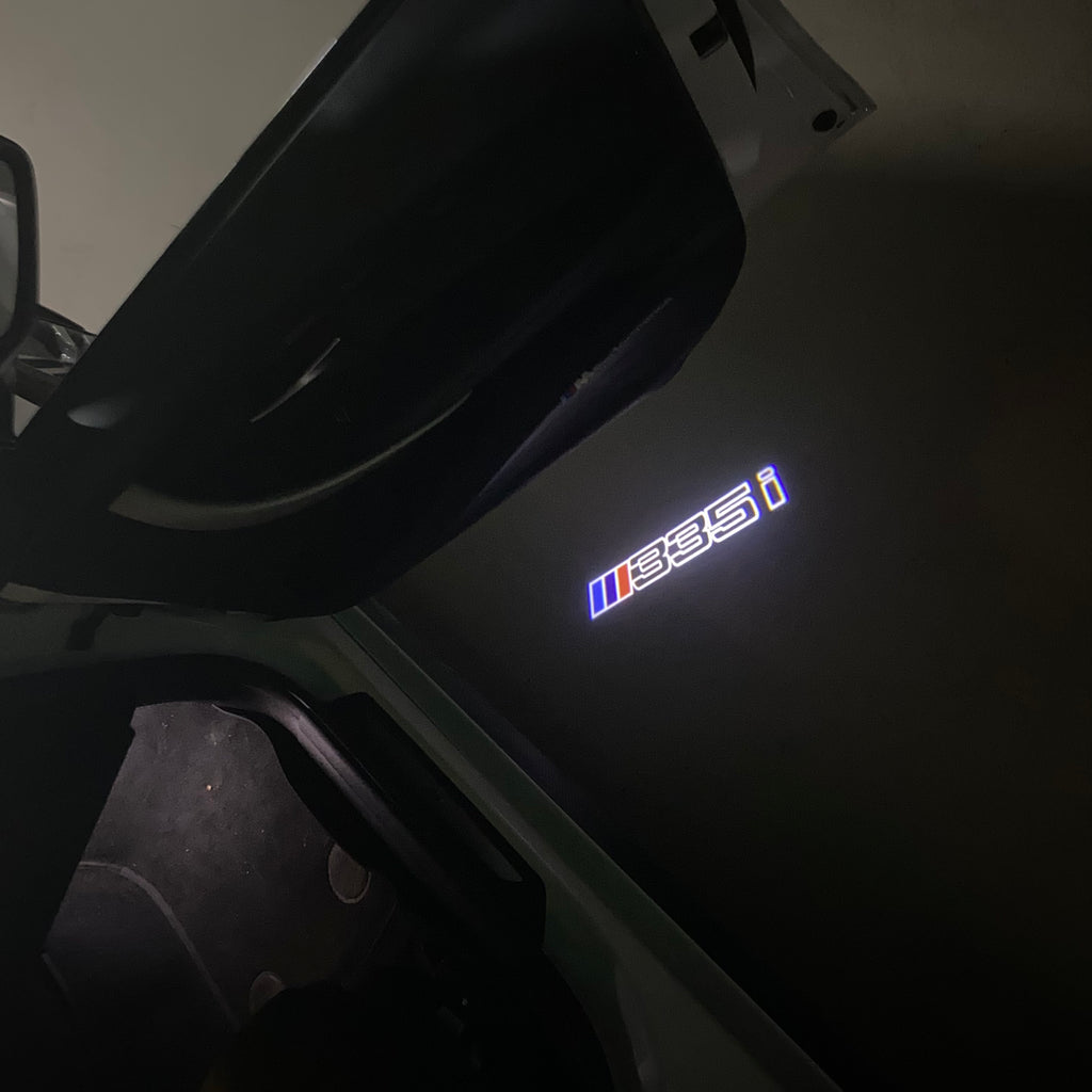 BMW M3 LOGO PROJECTOR LIGHTS Nr.24 (الكمية 1 = 1 مجموعة / 2 أضواء باب)