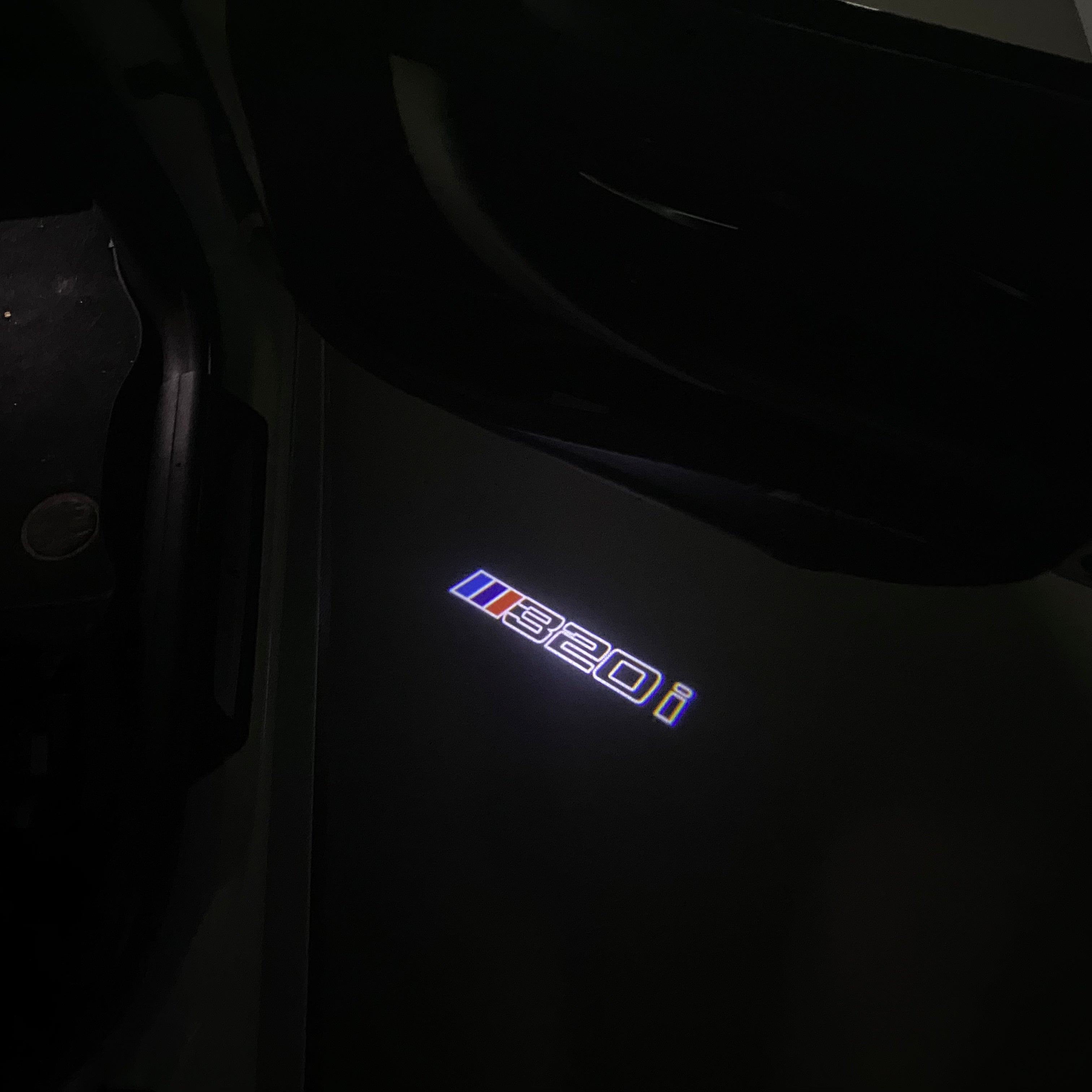 BMW M3 LOGO PROJECTOR LIGHTS Nr.24 (الكمية 1 = 1 مجموعة / 2 أضواء باب)