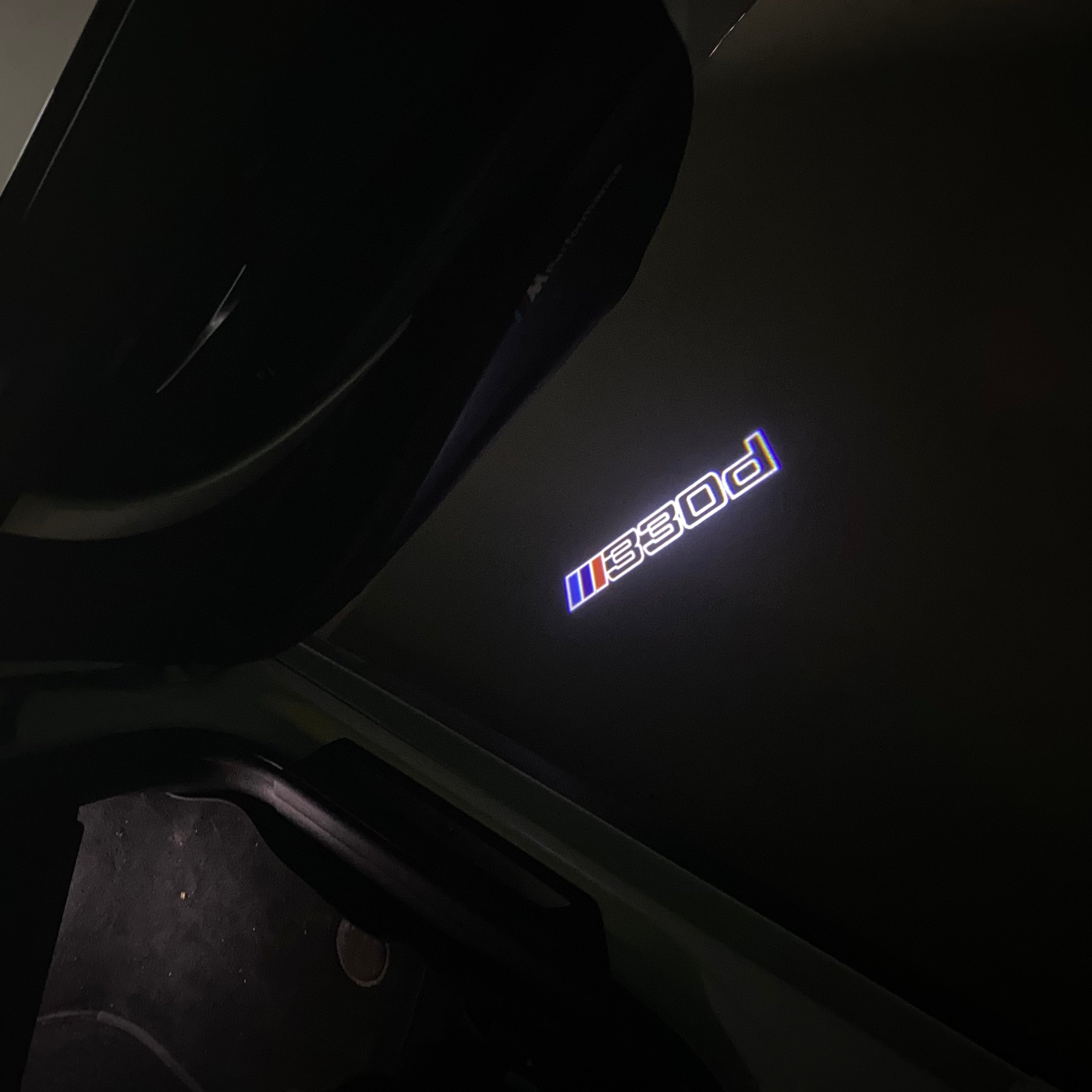 BMW M3 LOGO PROJECTOR LIGHTS Nr.24 (الكمية 1 = 1 مجموعة / 2 أضواء باب)