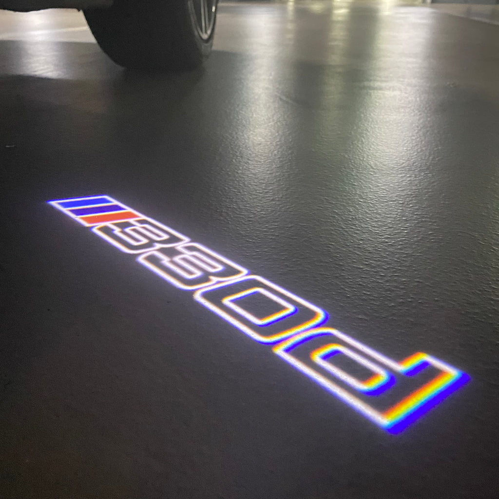 BMW M3 LOGO PROJECTOR LIGHTS Nr.24 (الكمية 1 = 1 مجموعة / 2 أضواء باب)