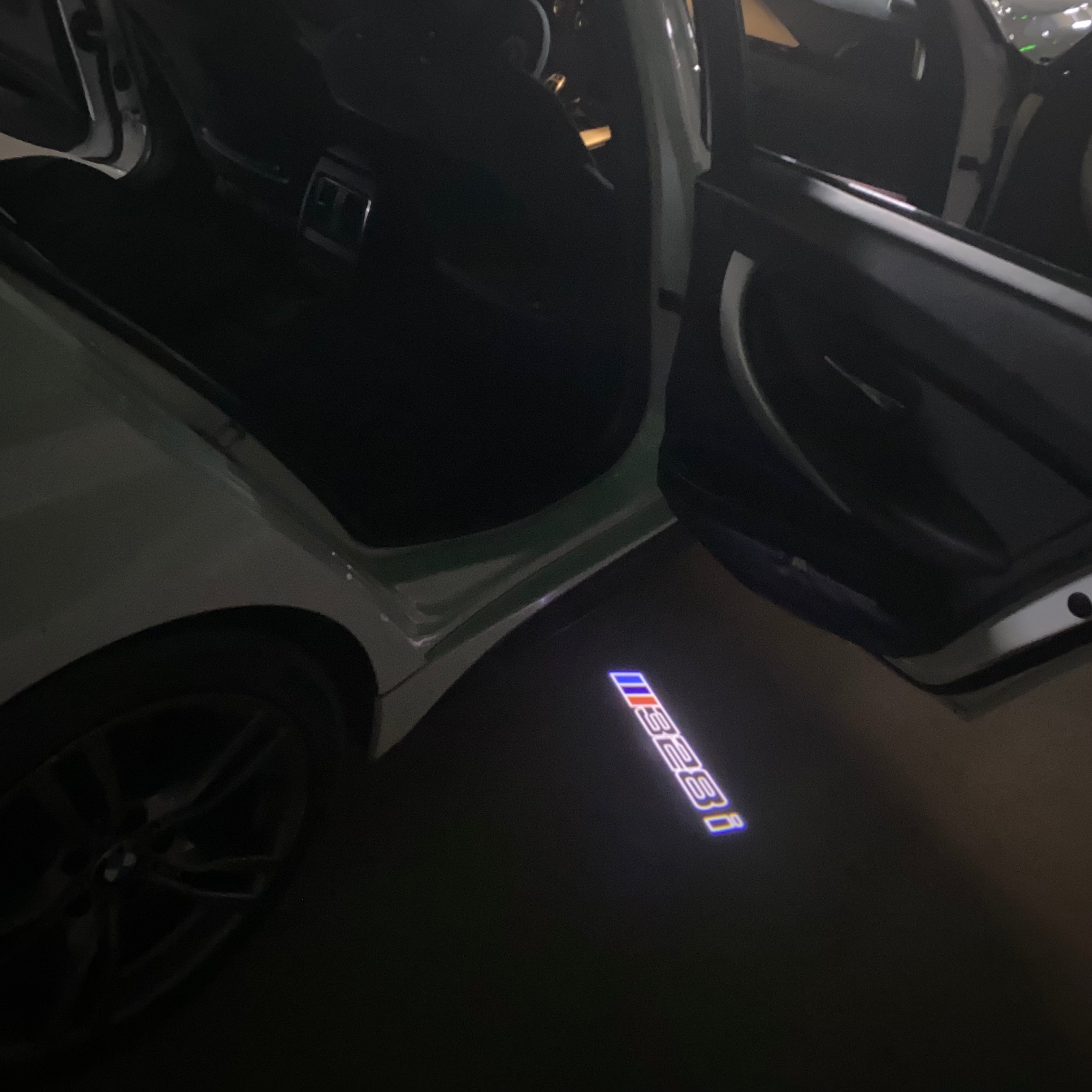 BMW M3 LOGO PROJECTOR LIGHTS Nr.24 (الكمية 1 = 1 مجموعة / 2 أضواء باب)