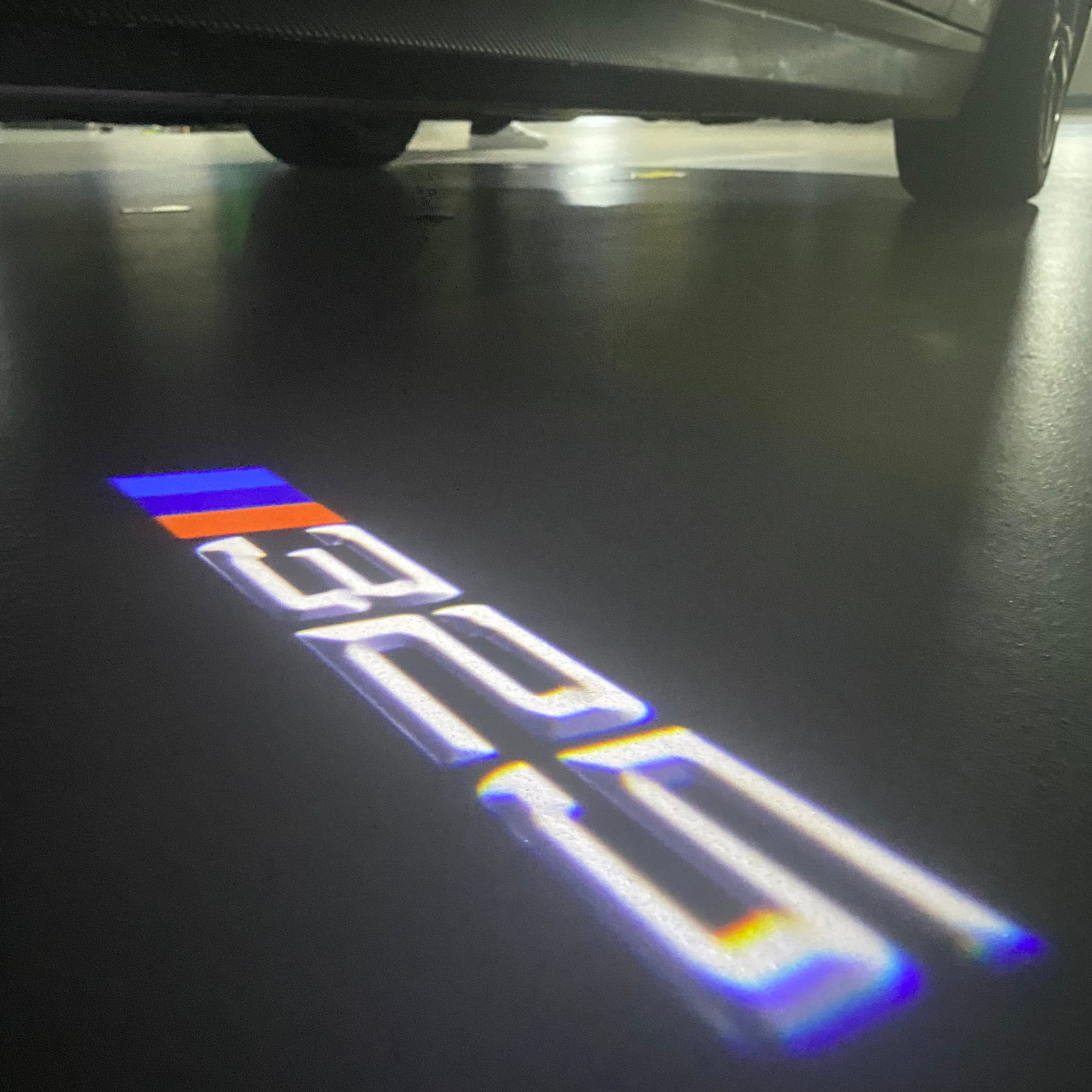 BMW M3 LOGO PROJECTOR LIGHTS Nr.24 (الكمية 1 = 1 مجموعة / 2 أضواء باب)