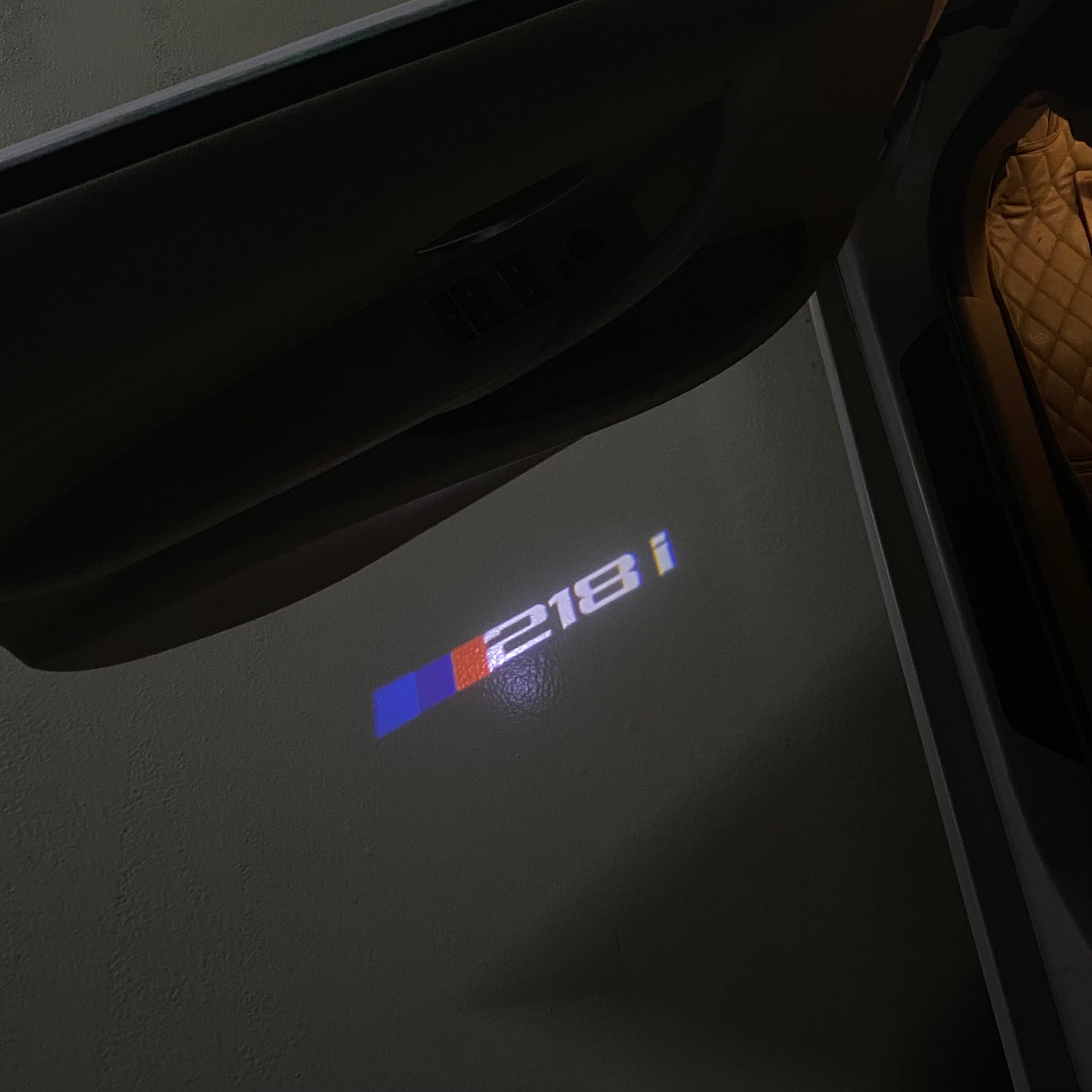 BMW M3 LOGO PROJECTOR LIGHTS Nr.24 (الكمية 1 = 1 مجموعة / 2 أضواء باب)