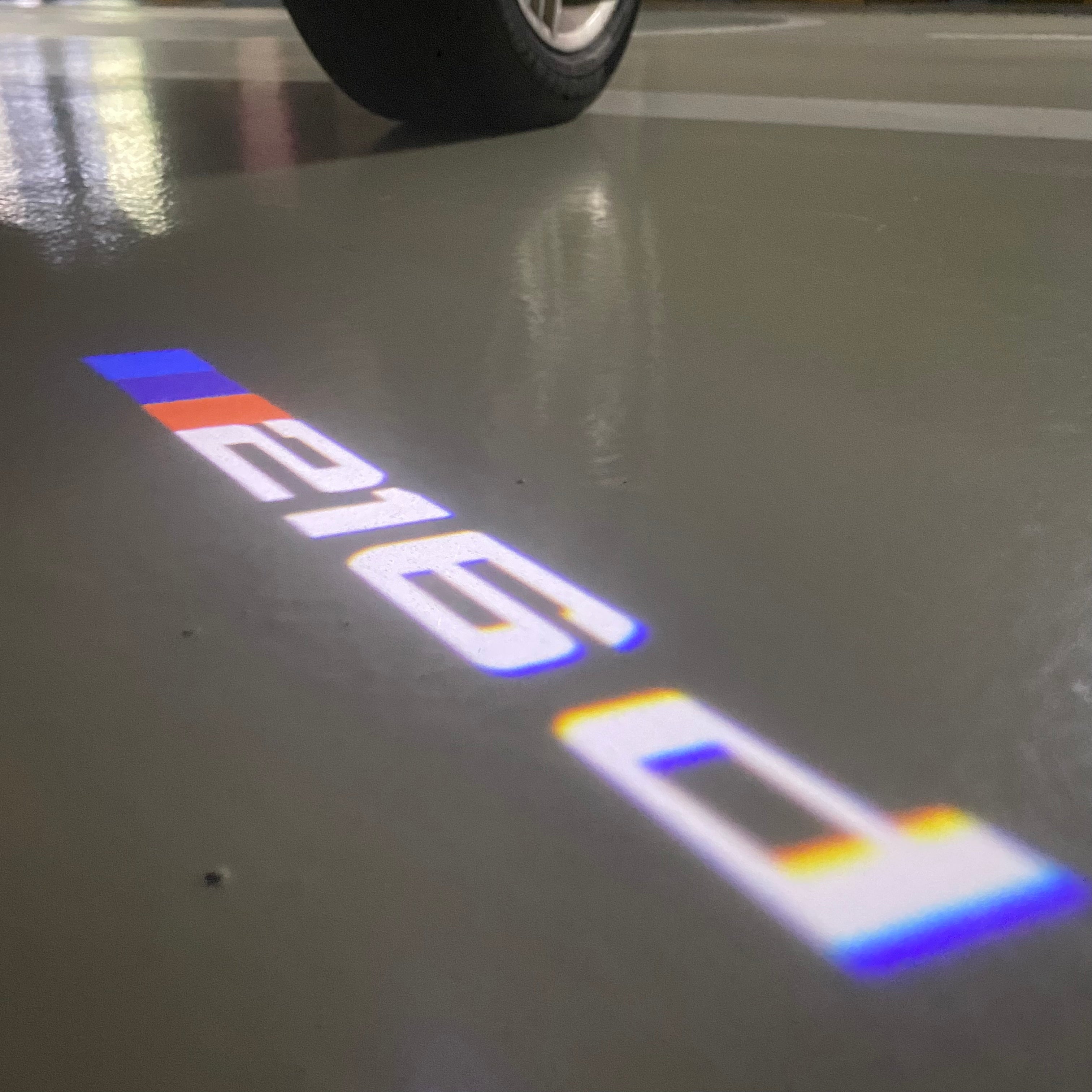 BMW M3 LOGO PROJECTOR LIGHTS Nr.24 (الكمية 1 = 1 مجموعة / 2 أضواء باب)