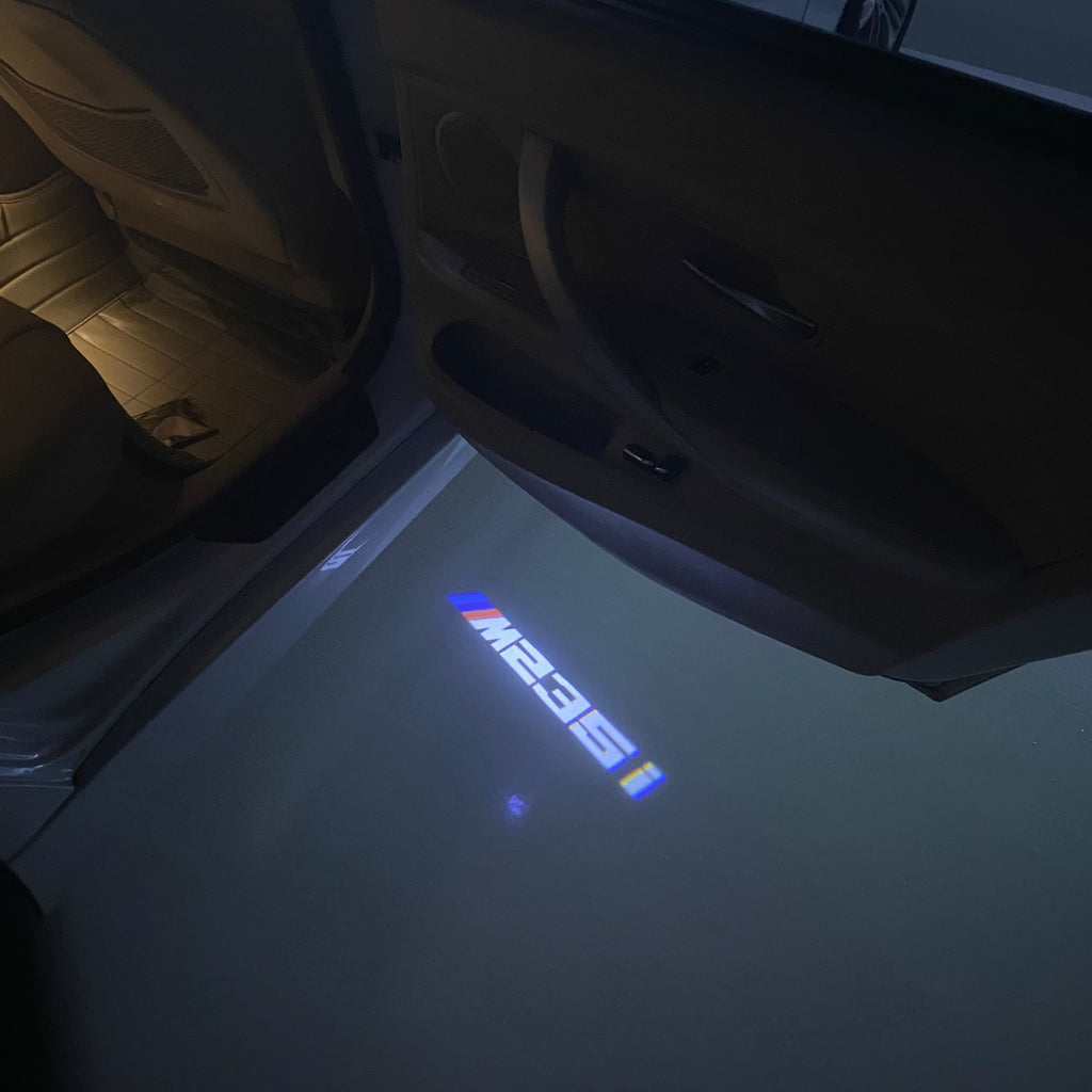 BMW M3 LOGO PROJECTOR LIGHTS Nr.24 (الكمية 1 = 1 مجموعة / 2 أضواء باب)