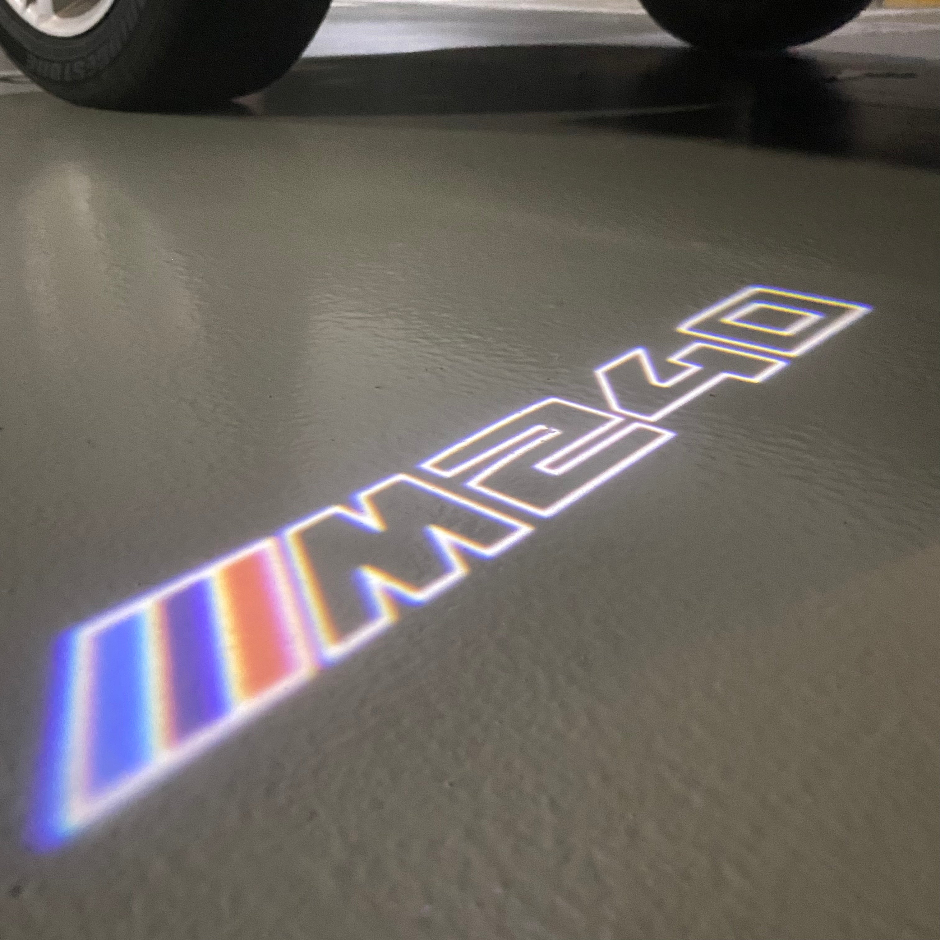 BMW M3 LOGO PROJECTOR LIGHTS Nr.24 (الكمية 1 = 1 مجموعة / 2 أضواء باب)