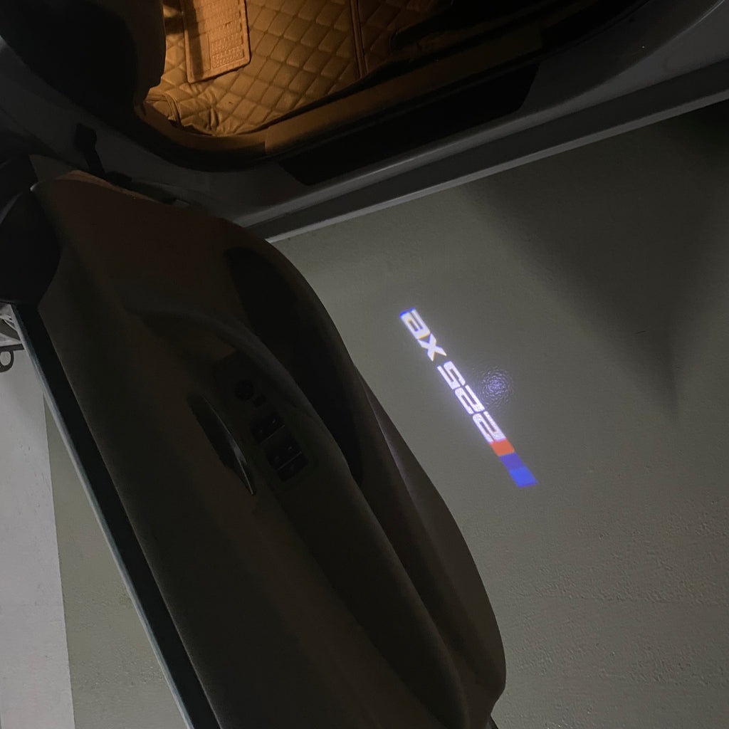 BMW M3 LOGO PROJECTOR LIGHTS Nr.24 (الكمية 1 = 1 مجموعة / 2 أضواء باب)