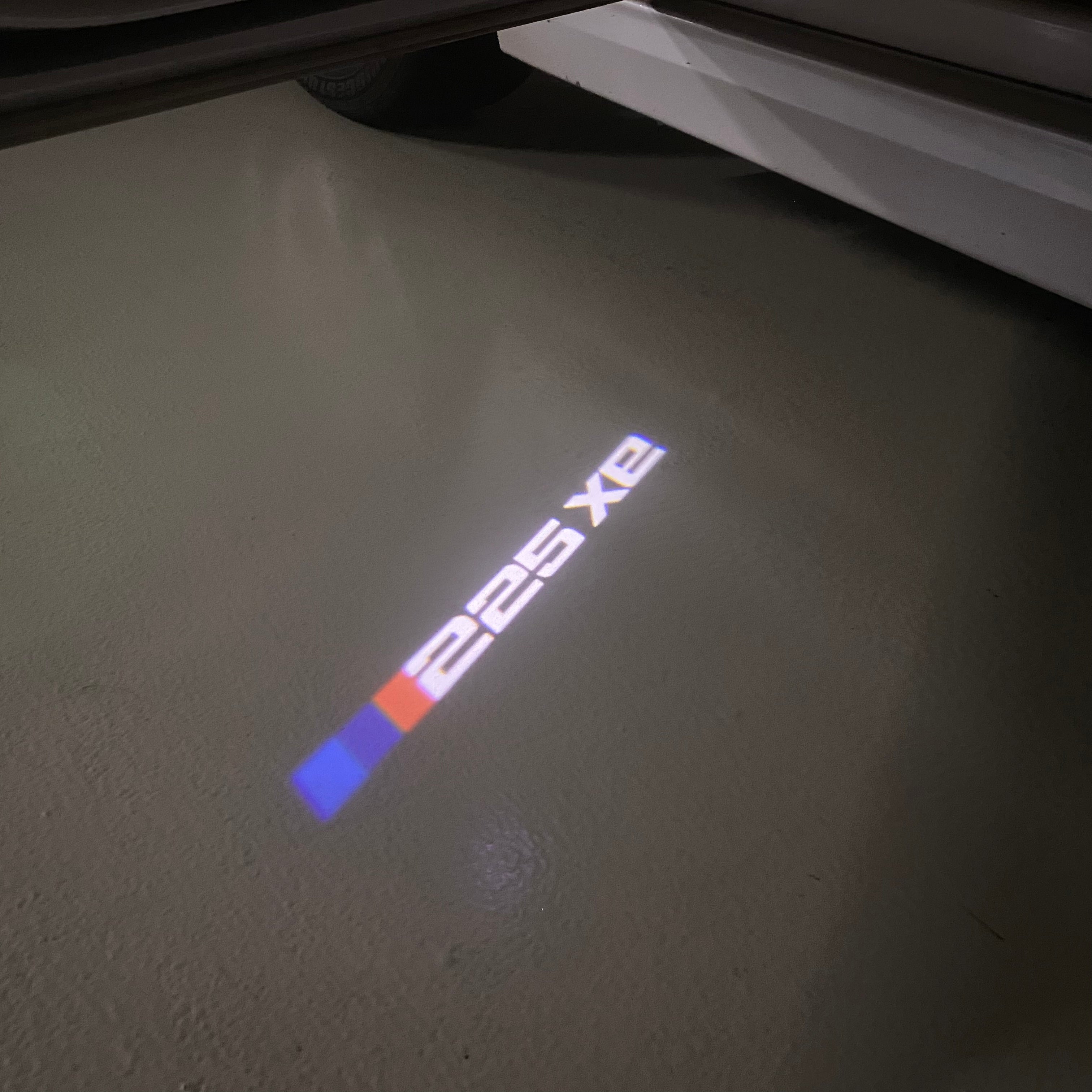 BMW M3 LOGO PROJECTOR LIGHTS Nr.24 (الكمية 1 = 1 مجموعة / 2 أضواء باب)