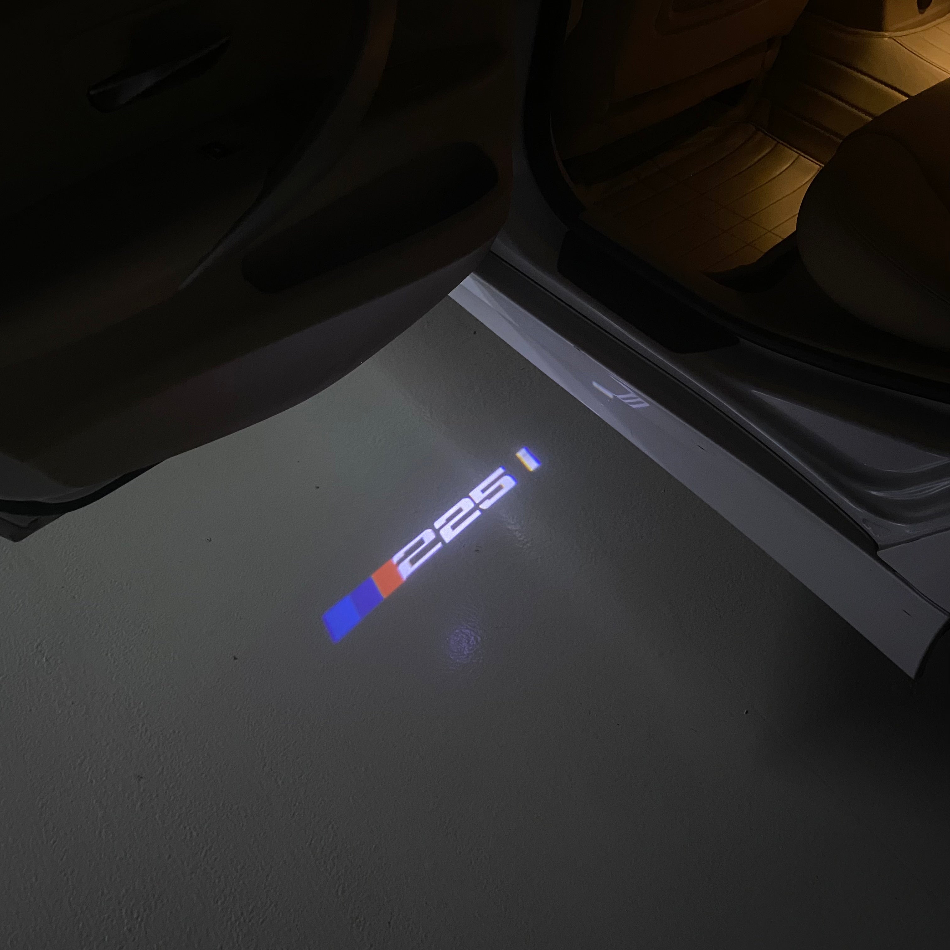 ÉCLAIRAGE DE PROJECTEUR BMW M3 LOGO Nr.24 (quantité 1 = 1 jeux / 2 feux de porte)