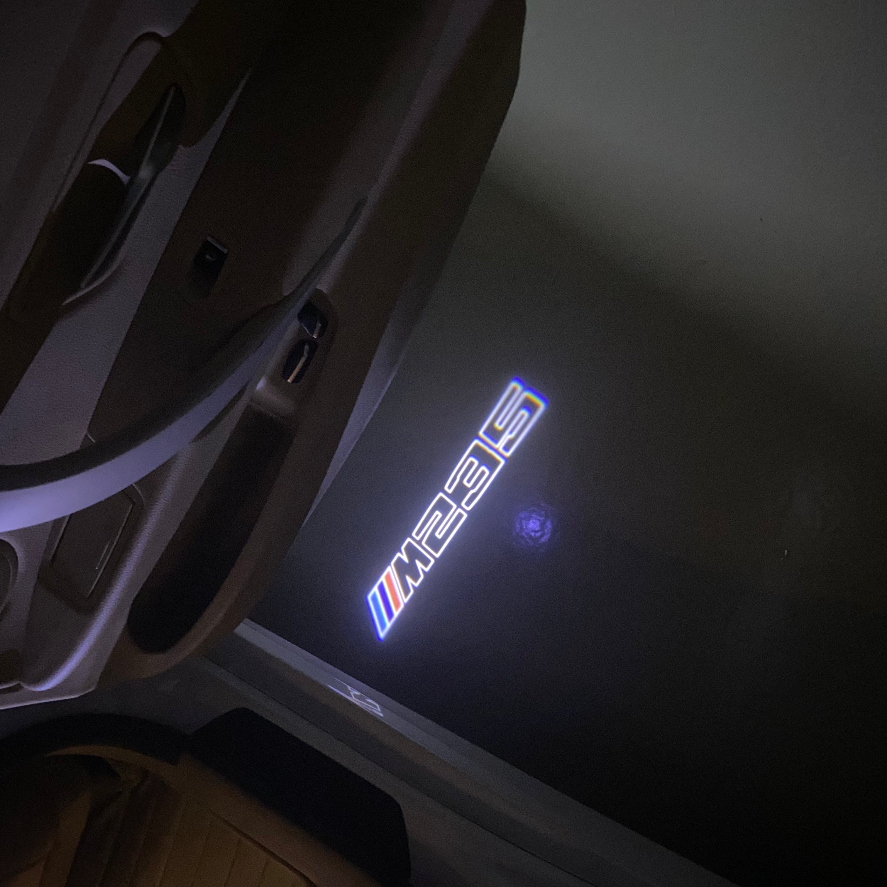 BMW M3 LOGO PROJECTOR LIGHTS Nr.24 (الكمية 1 = 1 مجموعة / 2 أضواء باب)