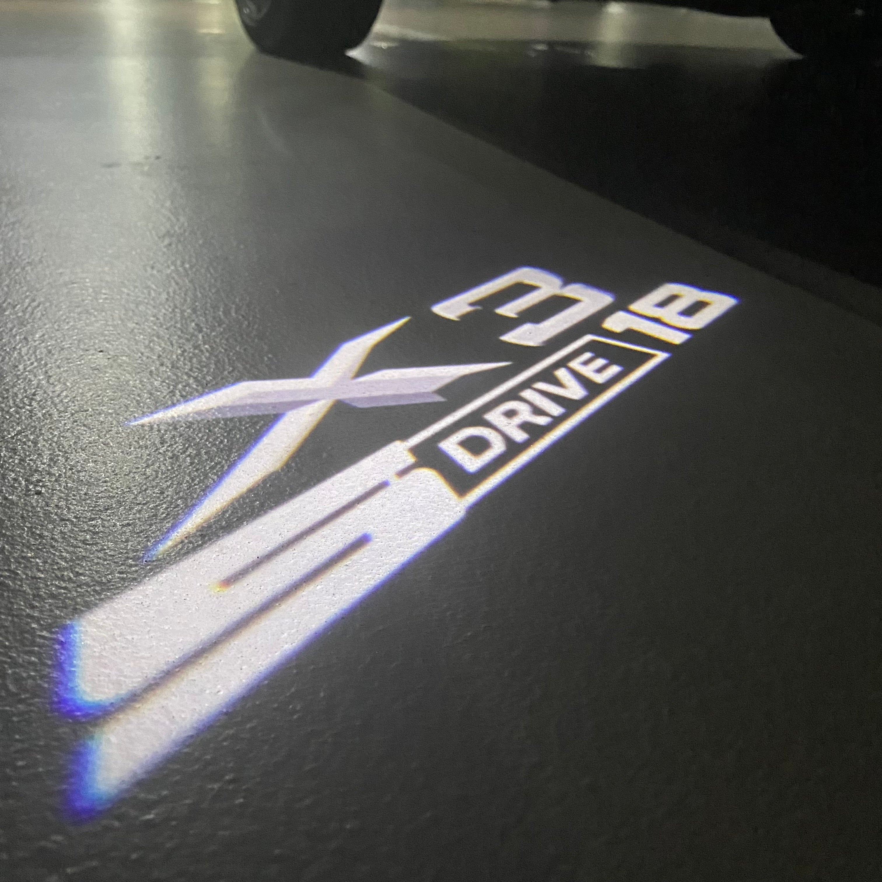 BMW M3 LOGO PROJECTOR LIGHTS Nr.24 (الكمية 1 = 1 مجموعة / 2 أضواء باب)