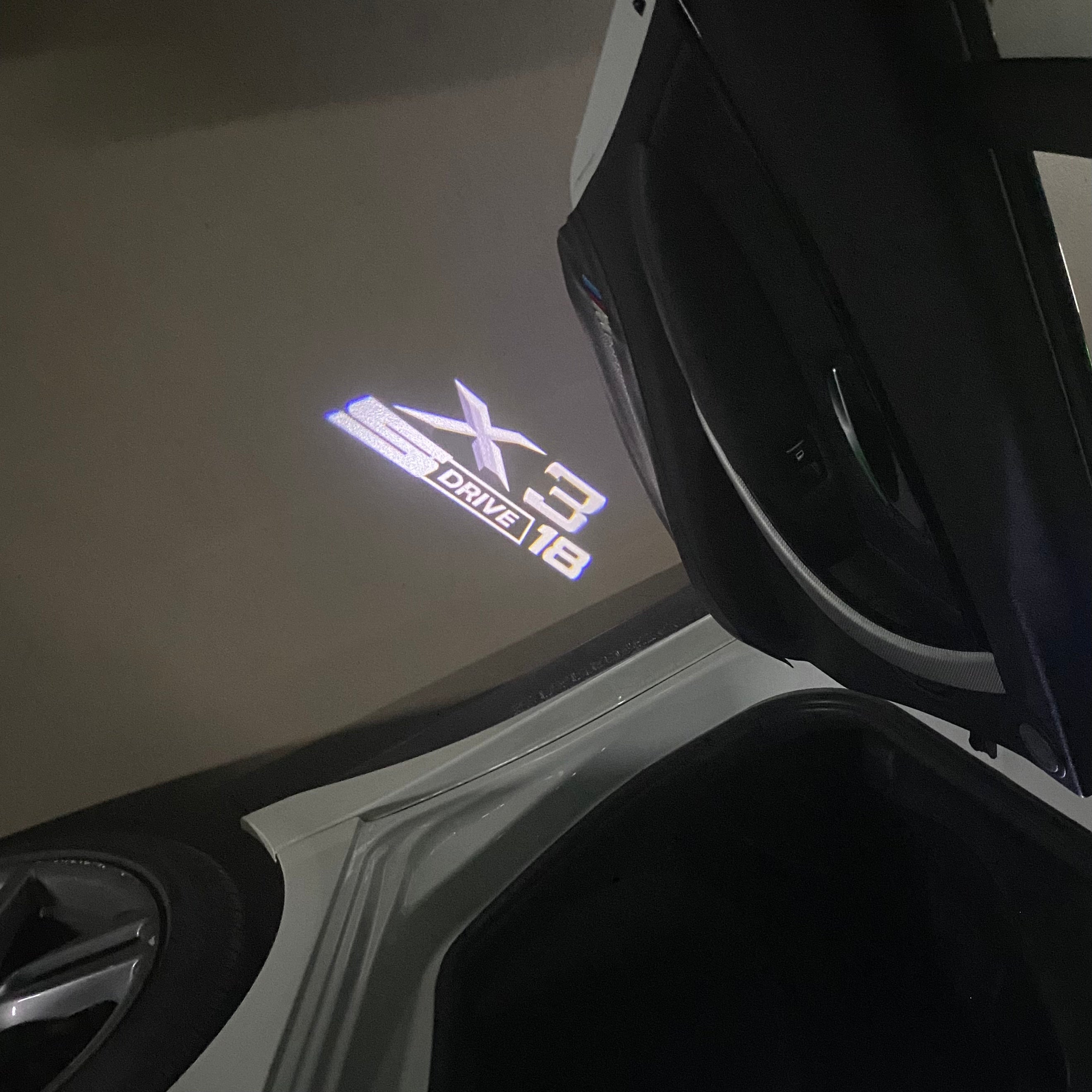 BMW M3 LOGO PROJECTOR LIGHTS Nr.24 (الكمية 1 = 1 مجموعة / 2 أضواء باب)