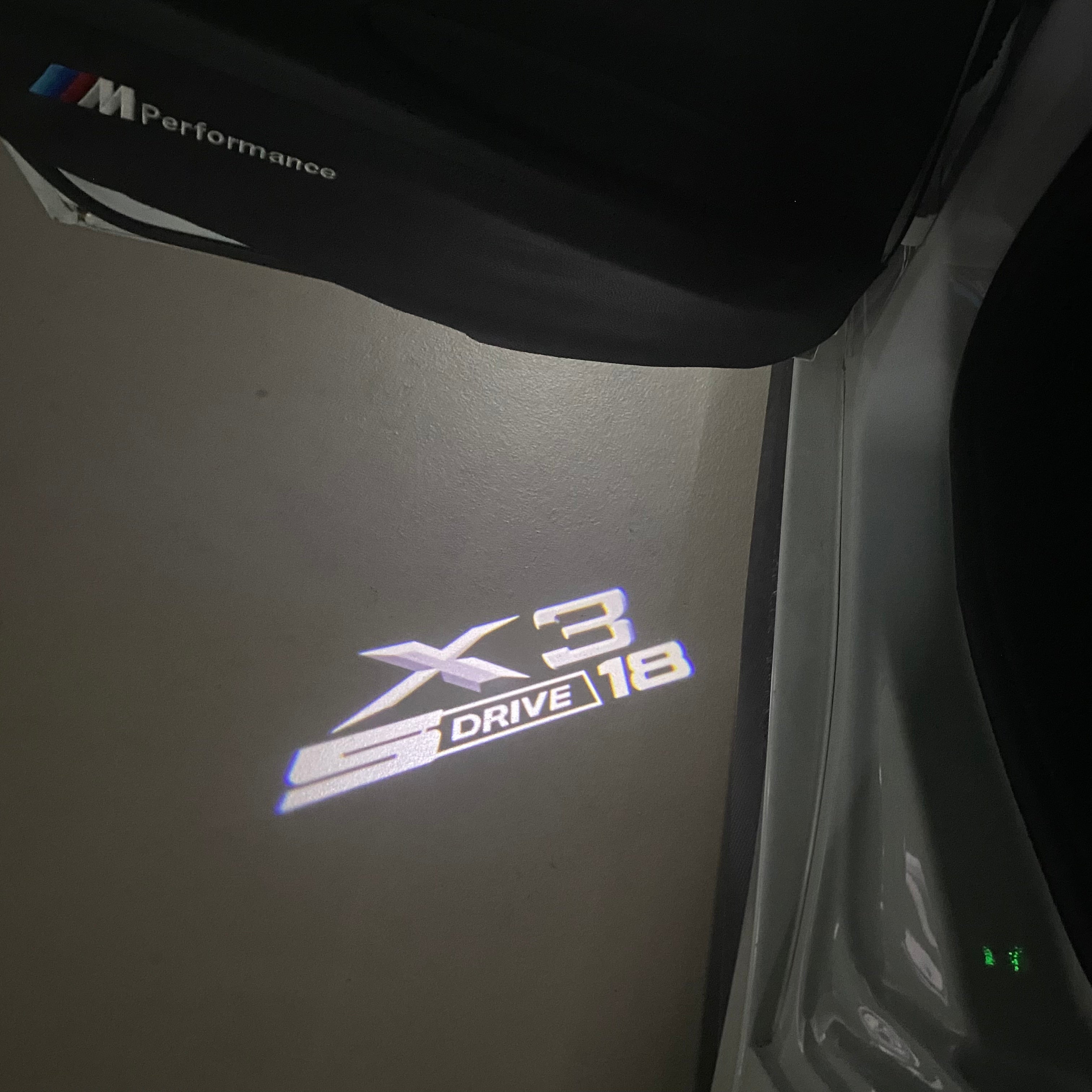 BMW M3 LOGO PROJECTOR LIGHTS Nr.24 (الكمية 1 = 1 مجموعة / 2 أضواء باب)