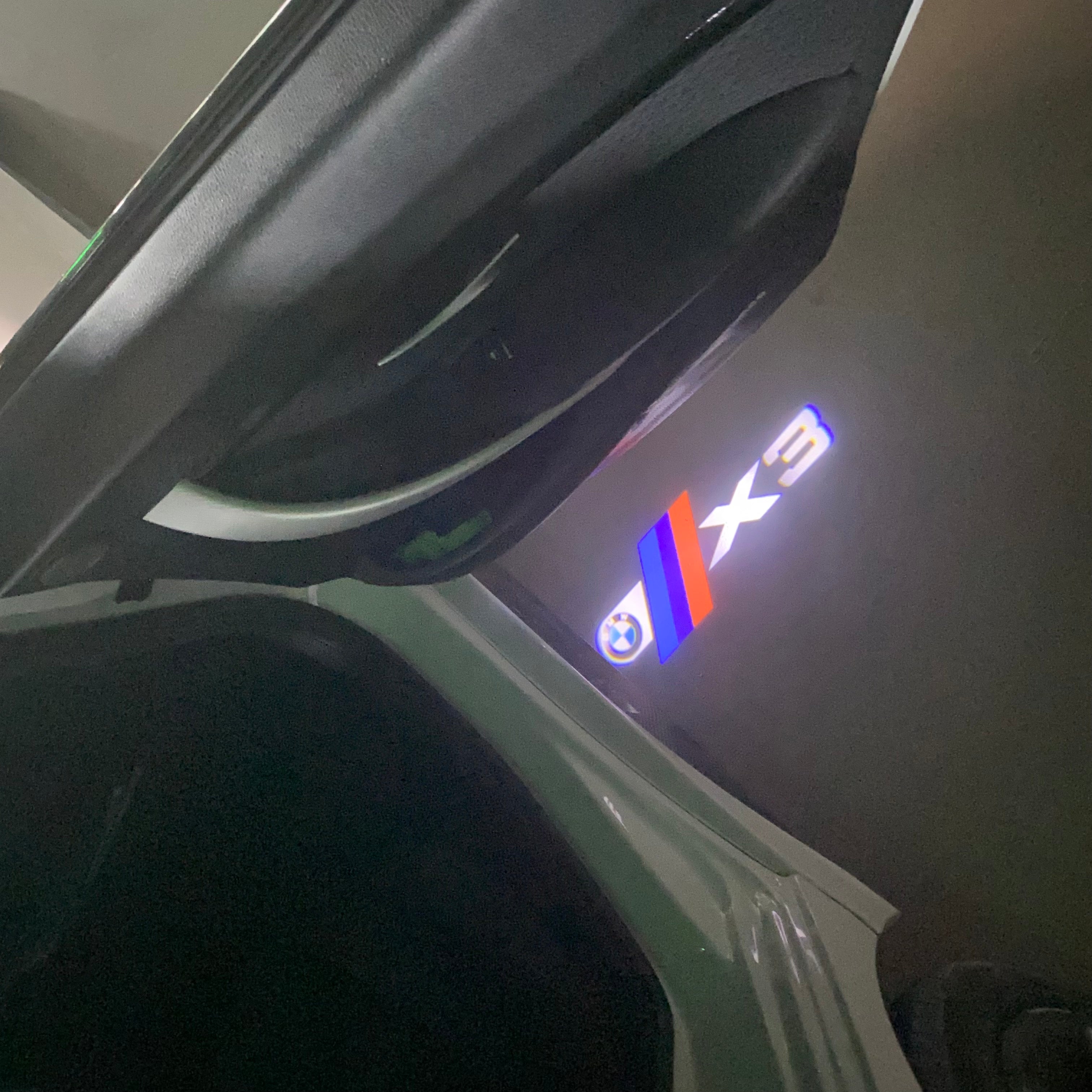 BMW M3 LOGO PROJECTOR LIGHTS Nr.24 (الكمية 1 = 1 مجموعة / 2 أضواء باب)