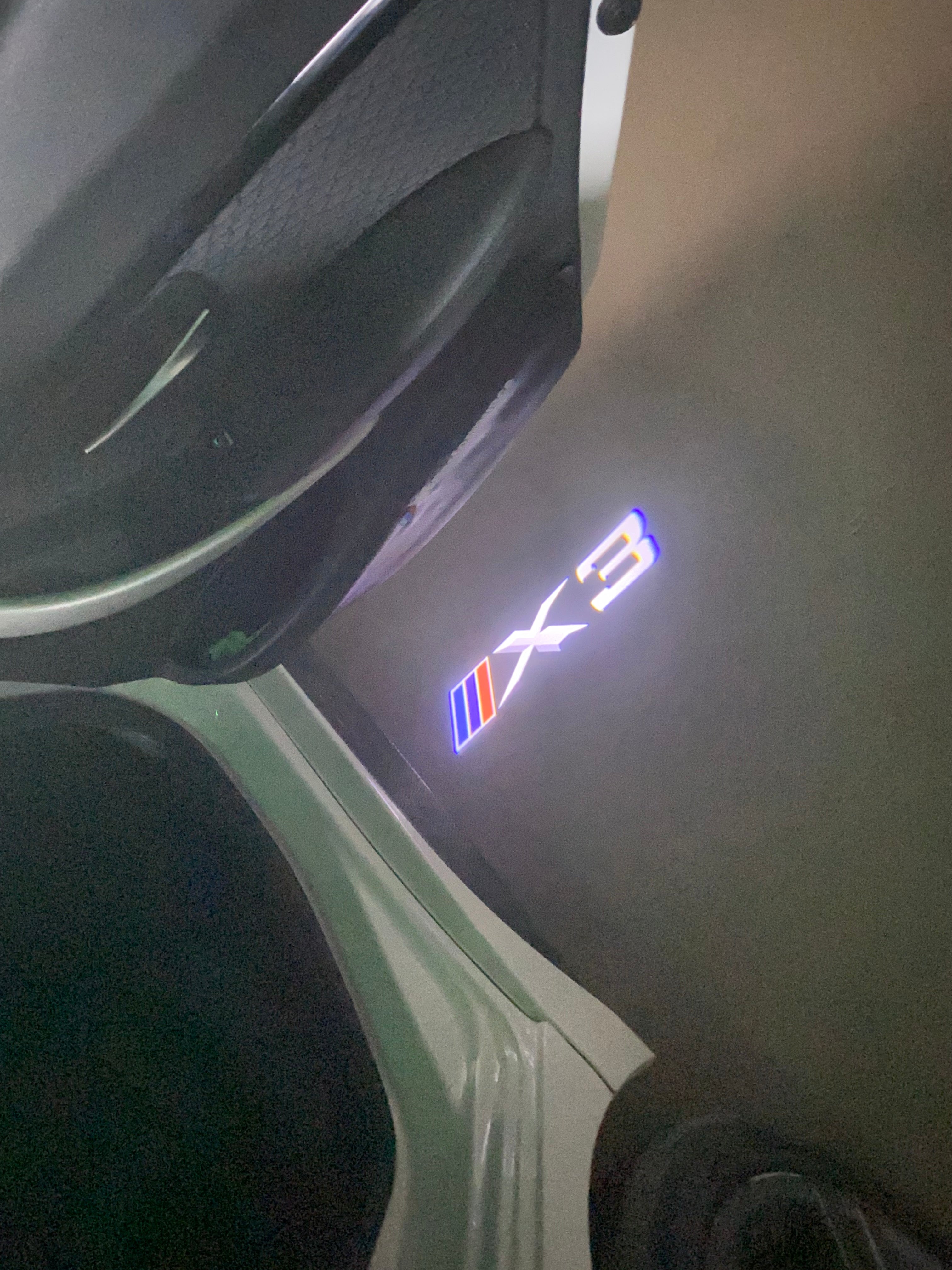 BMW M3 LOGO PROJECTOR LIGHTS Nr.24 (الكمية 1 = 1 مجموعة / 2 أضواء باب)