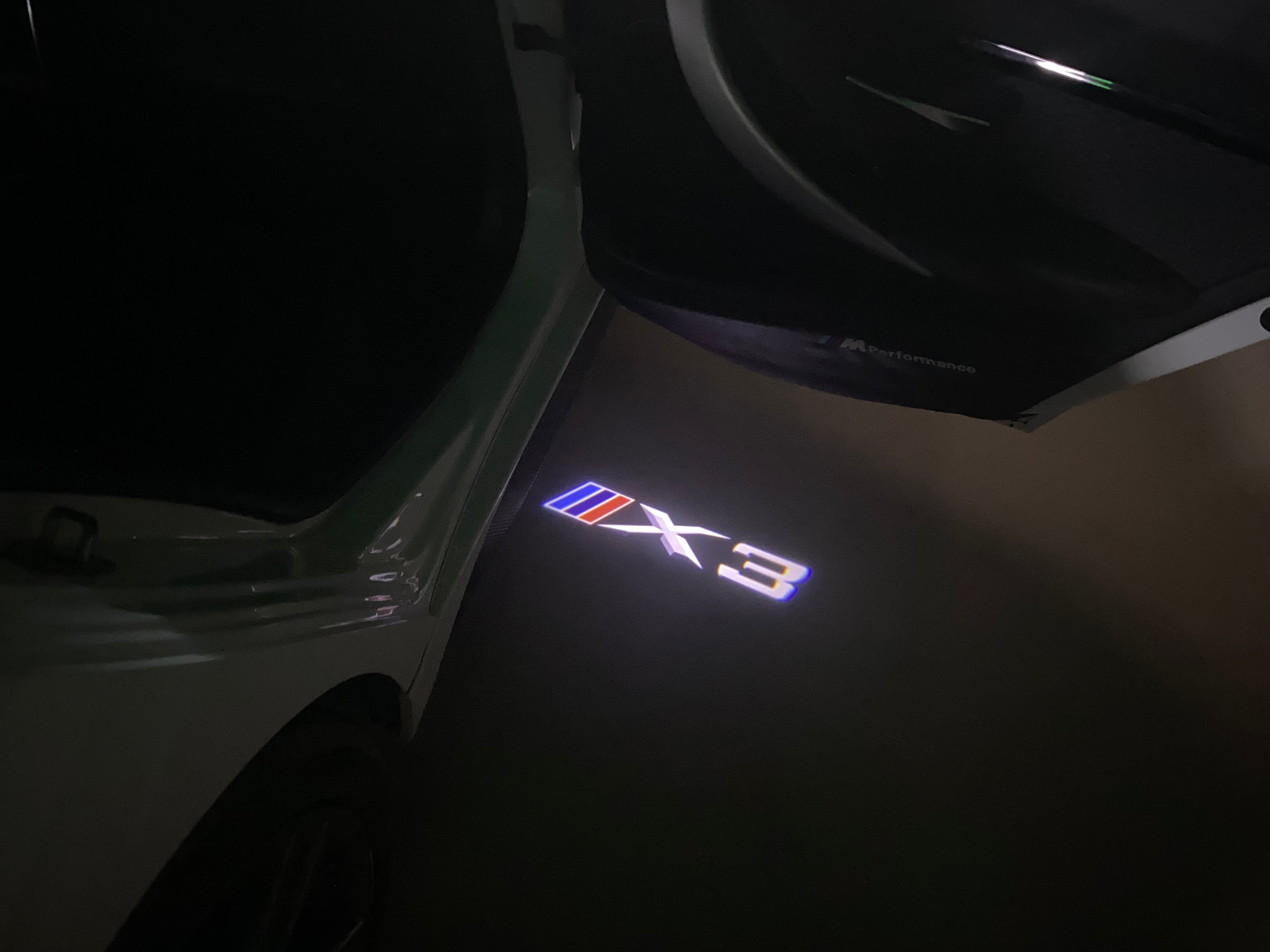 BMW M3 LOGO PROJECTOR LIGHTS Nr.24 (الكمية 1 = 1 مجموعة / 2 أضواء باب)