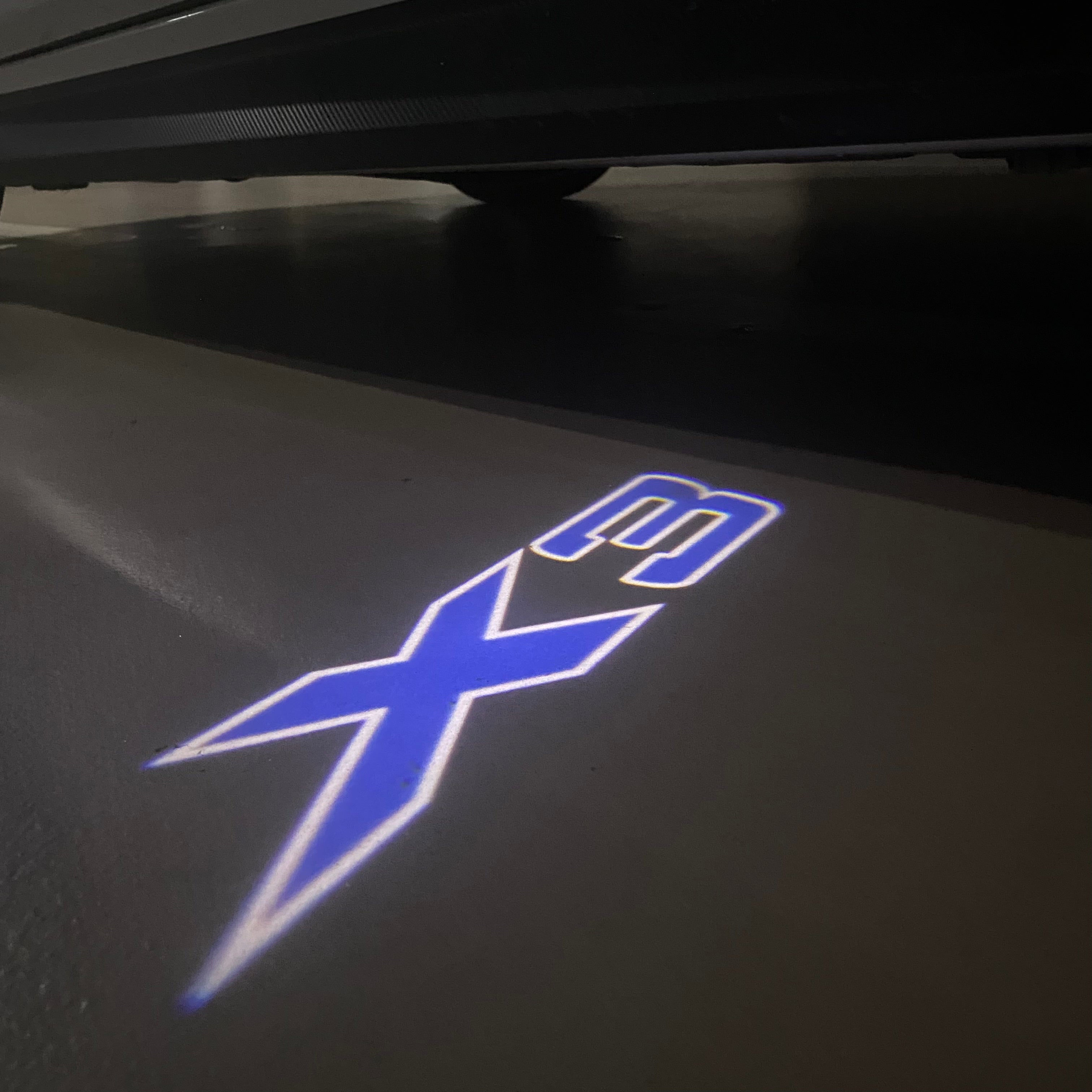 ÉCLAIRAGE DE PROJECTEUR BMW M3 LOGO Nr.24 (quantité 1 = 1 jeux / 2 feux de porte)
