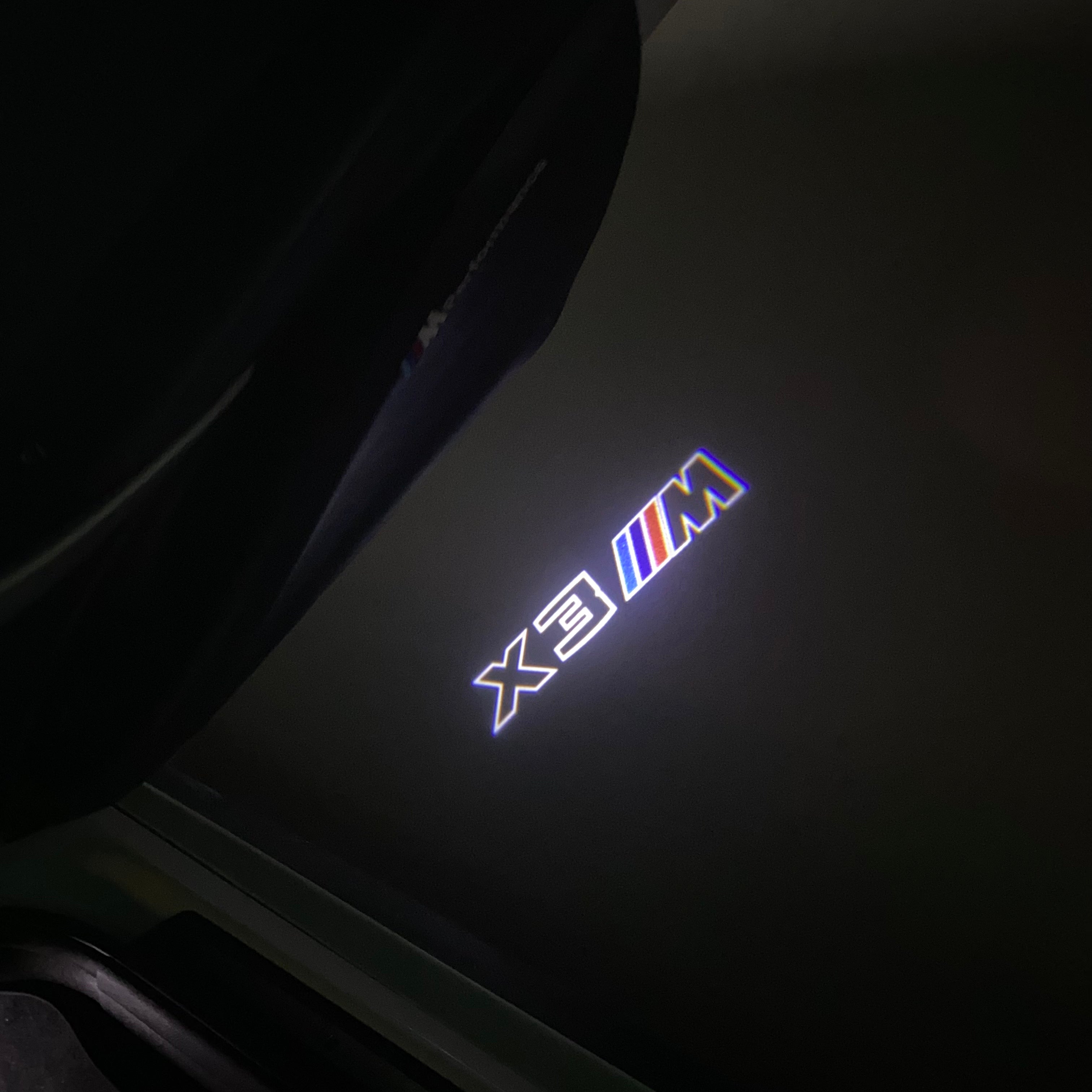 ÉCLAIRAGE DE PROJECTEUR BMW M3 LOGO Nr.24 (quantité 1 = 1 jeux / 2 feux de porte)