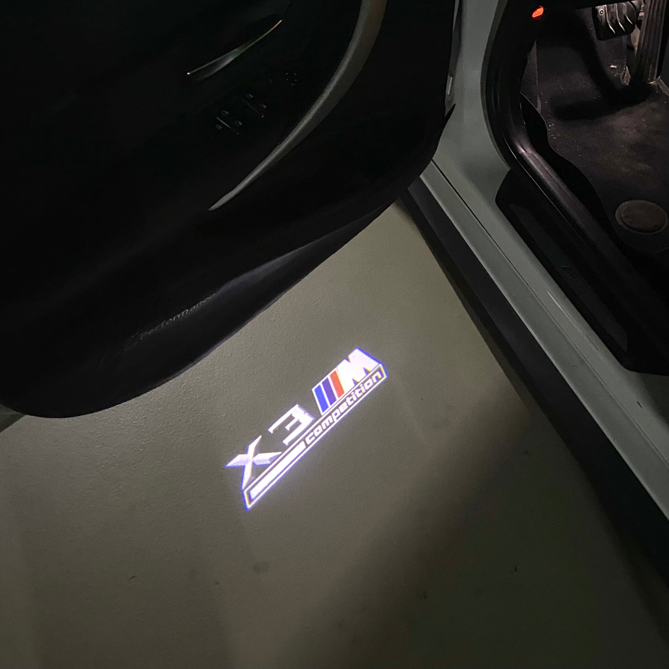 ÉCLAIRAGE DE PROJECTEUR BMW M3 LOGO Nr.24 (quantité 1 = 1 jeux / 2 feux de porte)
