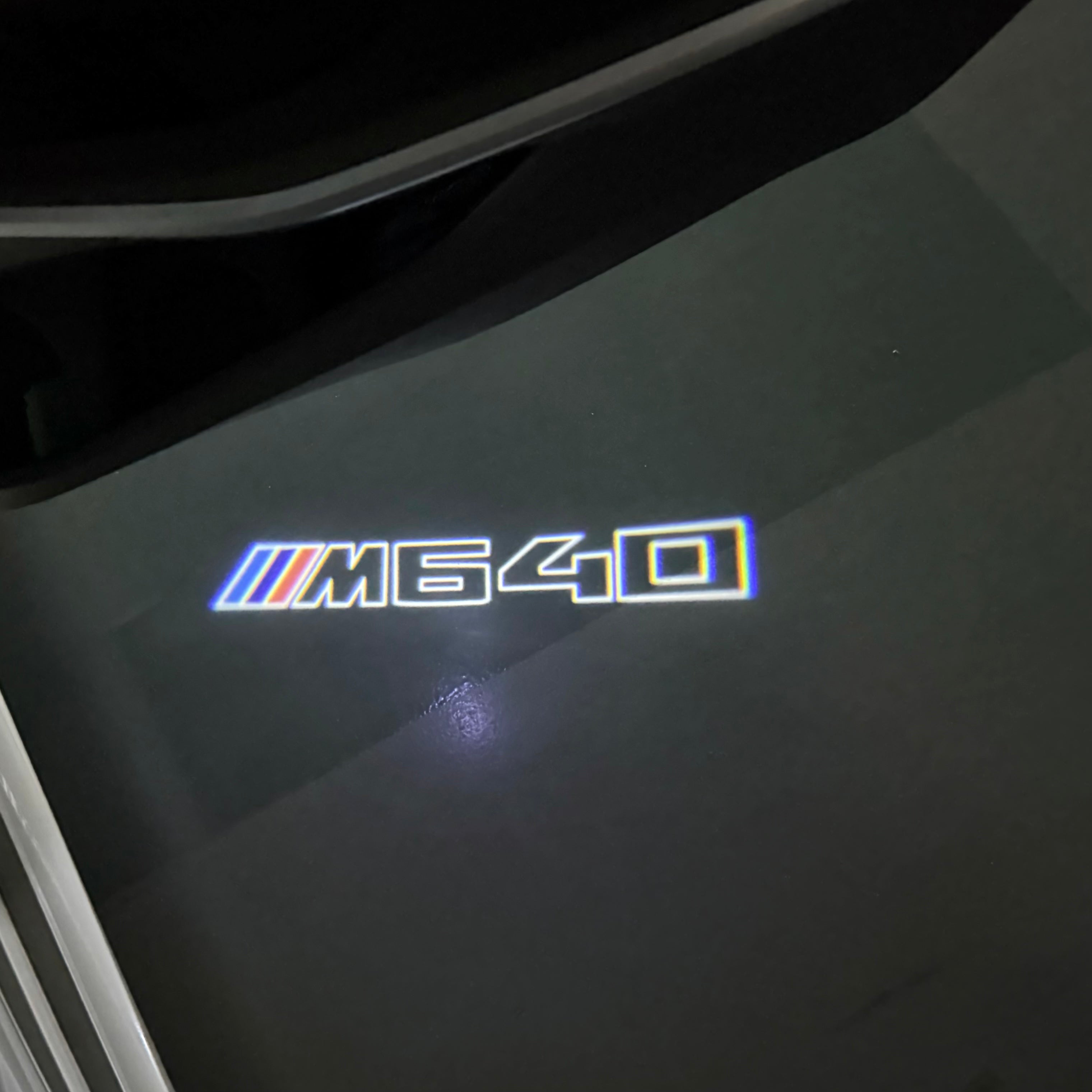 BMW M3 LOGO PROJECTOR LIGHTS Nr.24 (الكمية 1 = 1 مجموعة / 2 أضواء باب)