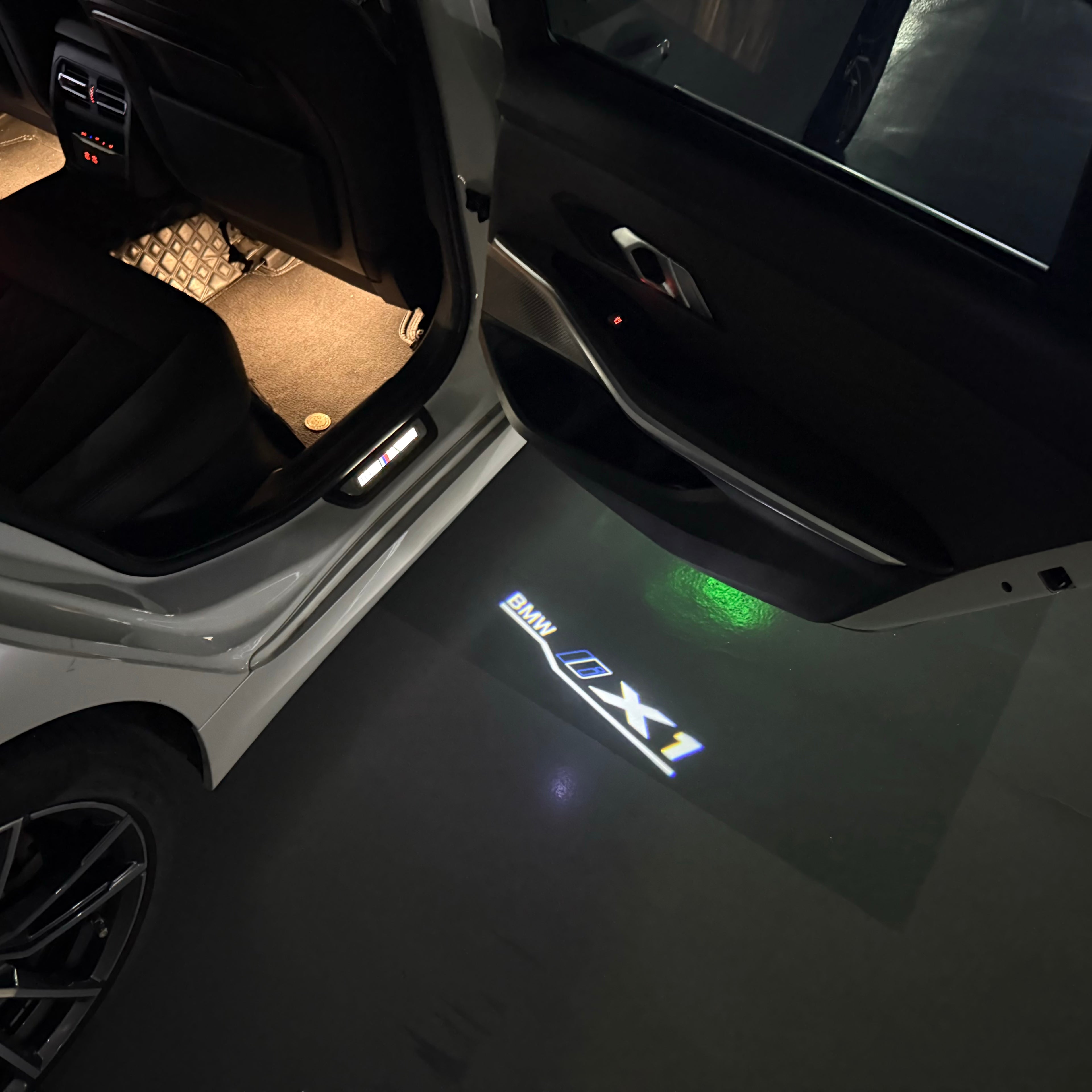 ÉCLAIRAGE DE PROJECTEUR BMW M3 LOGO Nr.24 (quantité 1 = 1 jeux / 2 feux de porte)