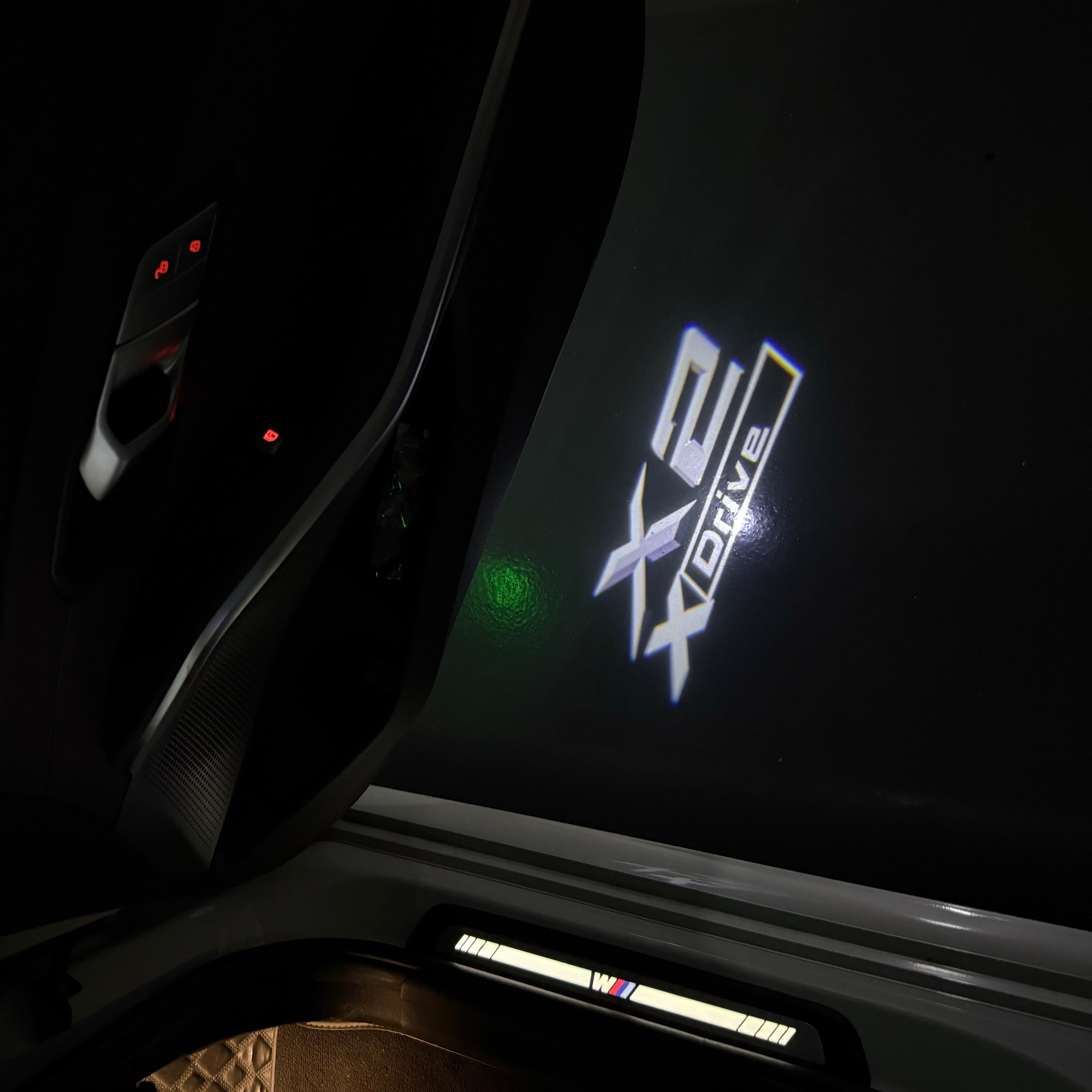 ÉCLAIRAGE DE PROJECTEUR BMW M3 LOGO Nr.24 (quantité 1 = 1 jeux / 2 feux de porte)