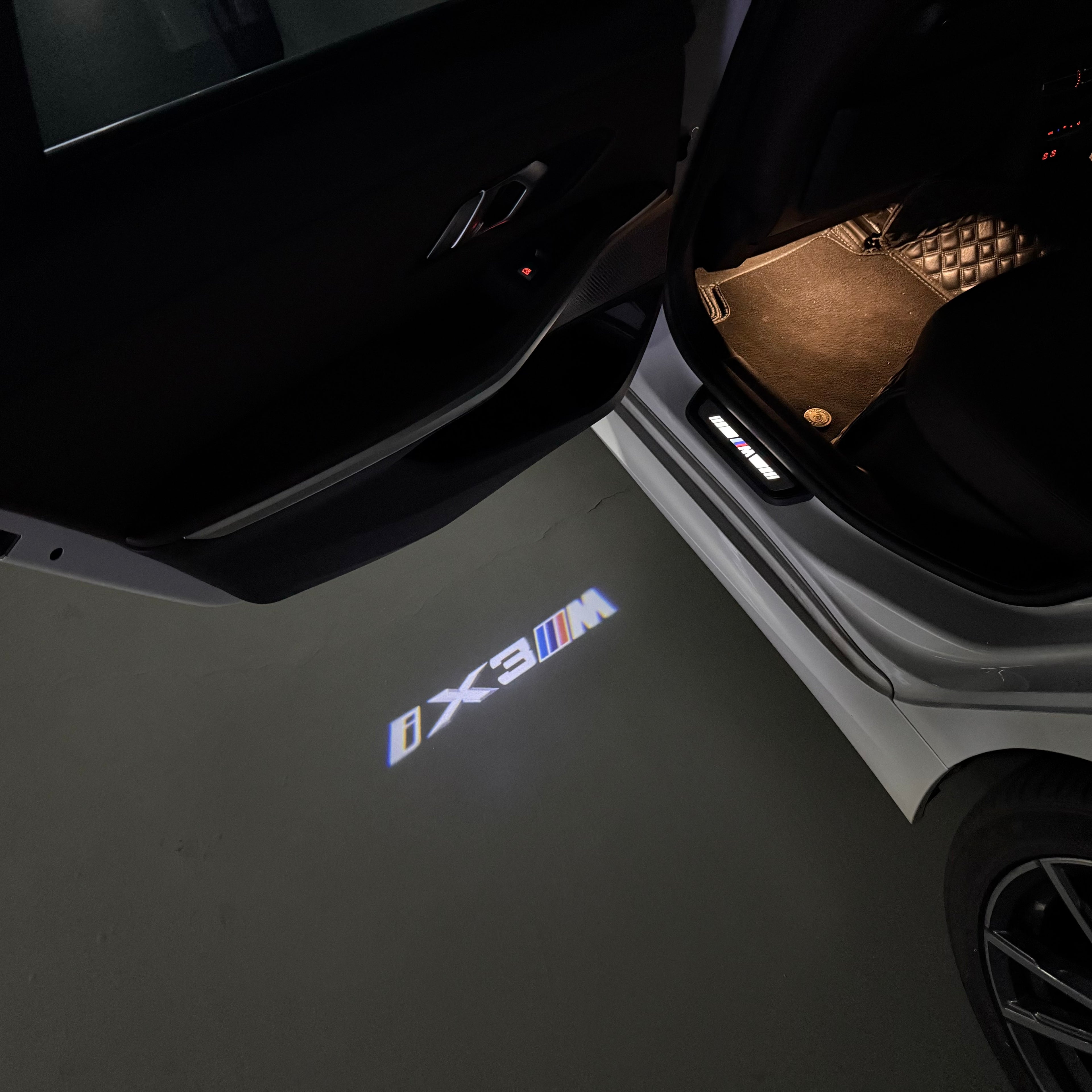 ÉCLAIRAGE DE PROJECTEUR BMW M3 LOGO Nr.24 (quantité 1 = 1 jeux / 2 feux de porte)