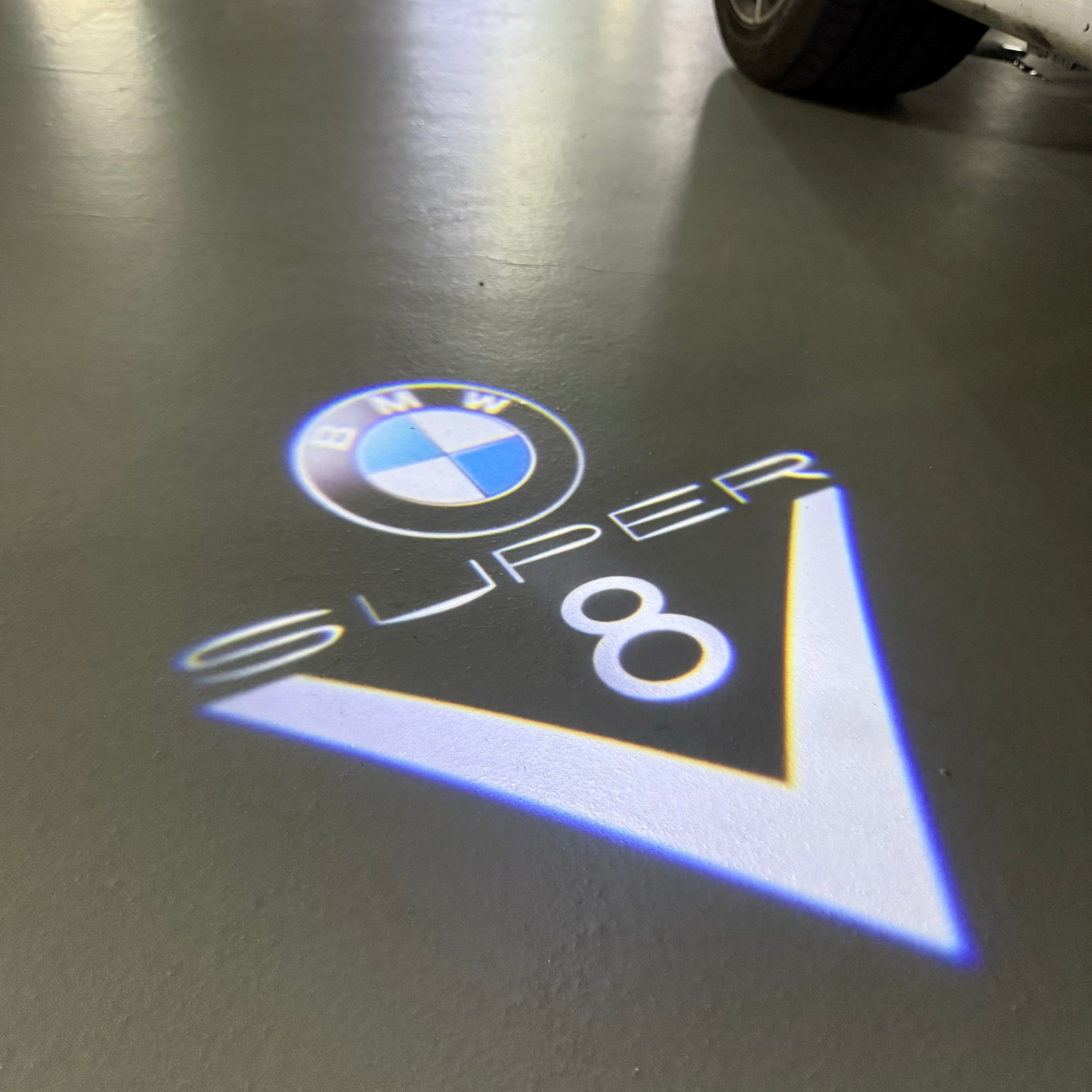 BMW M3 LOGO PROJECTOR LIGHTS Nr.24 (الكمية 1 = 1 مجموعة / 2 أضواء باب)