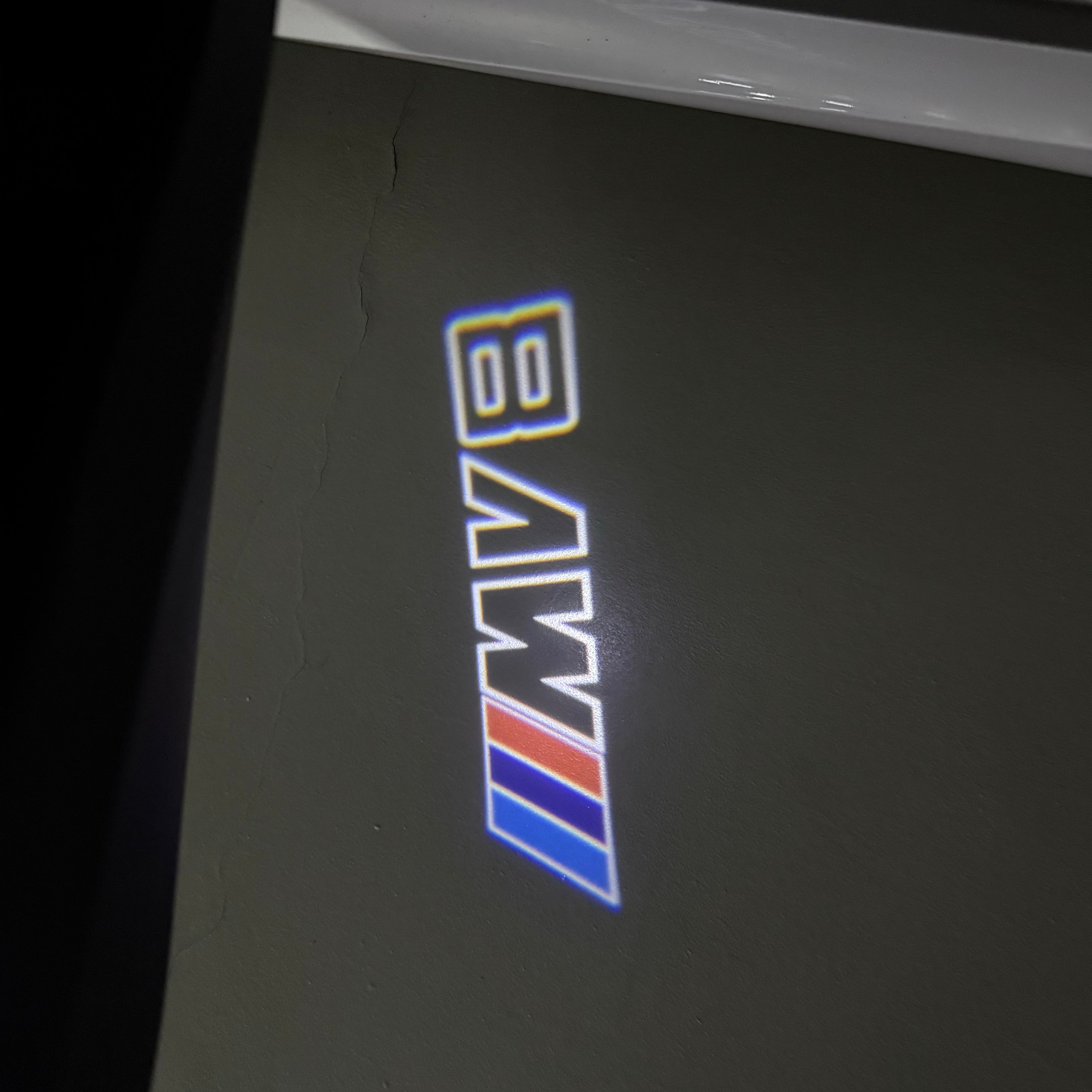 BMW M3 LOGO PROJECTOR LIGHTS Nr.24 (الكمية 1 = 1 مجموعة / 2 أضواء باب)