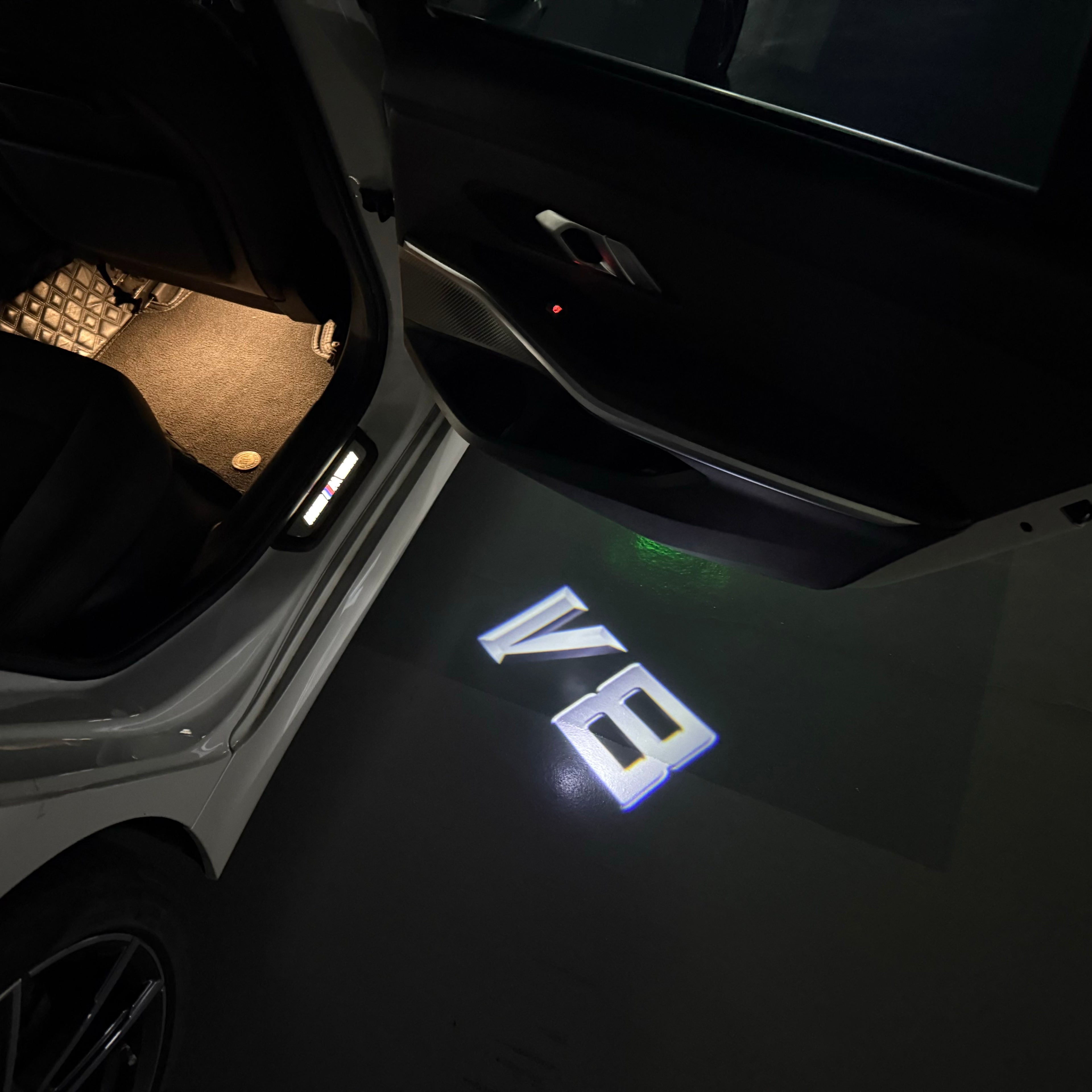 BMW M3 LOGO PROJECTOR LIGHTS Nr.24 (الكمية 1 = 1 مجموعة / 2 أضواء باب)