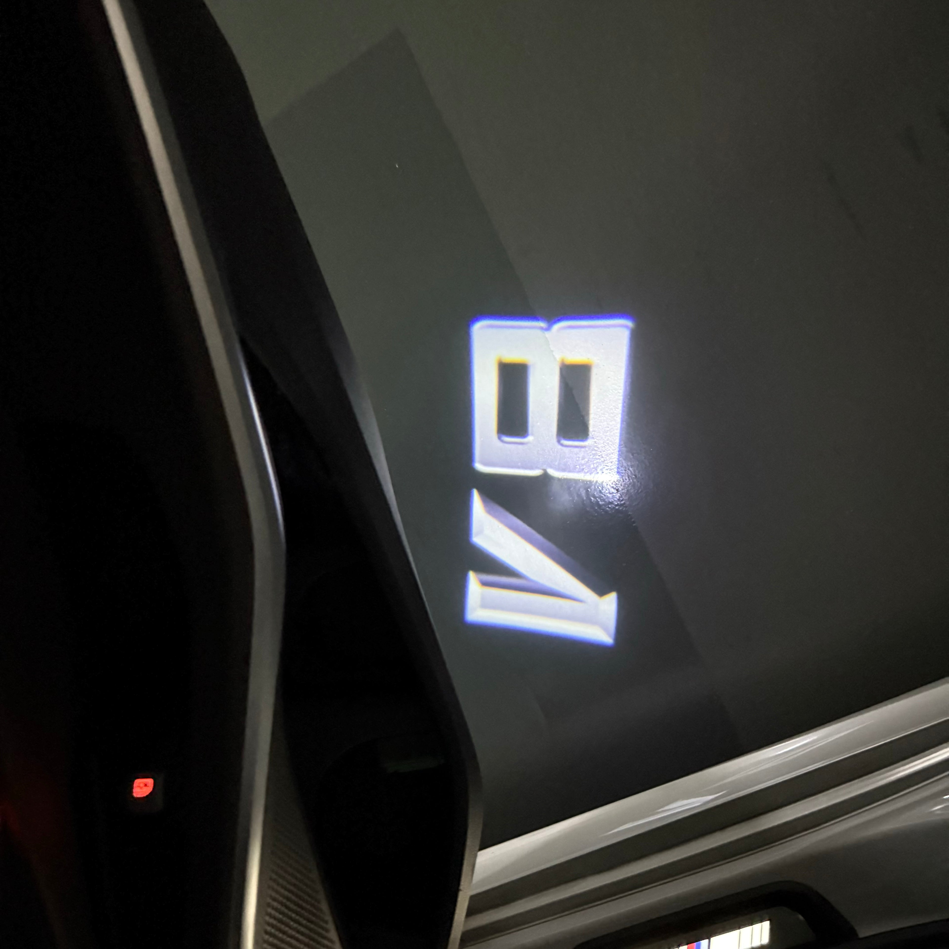 BMW M3 LOGO PROJECTOR LIGHTS Nr.24 (الكمية 1 = 1 مجموعة / 2 أضواء باب)