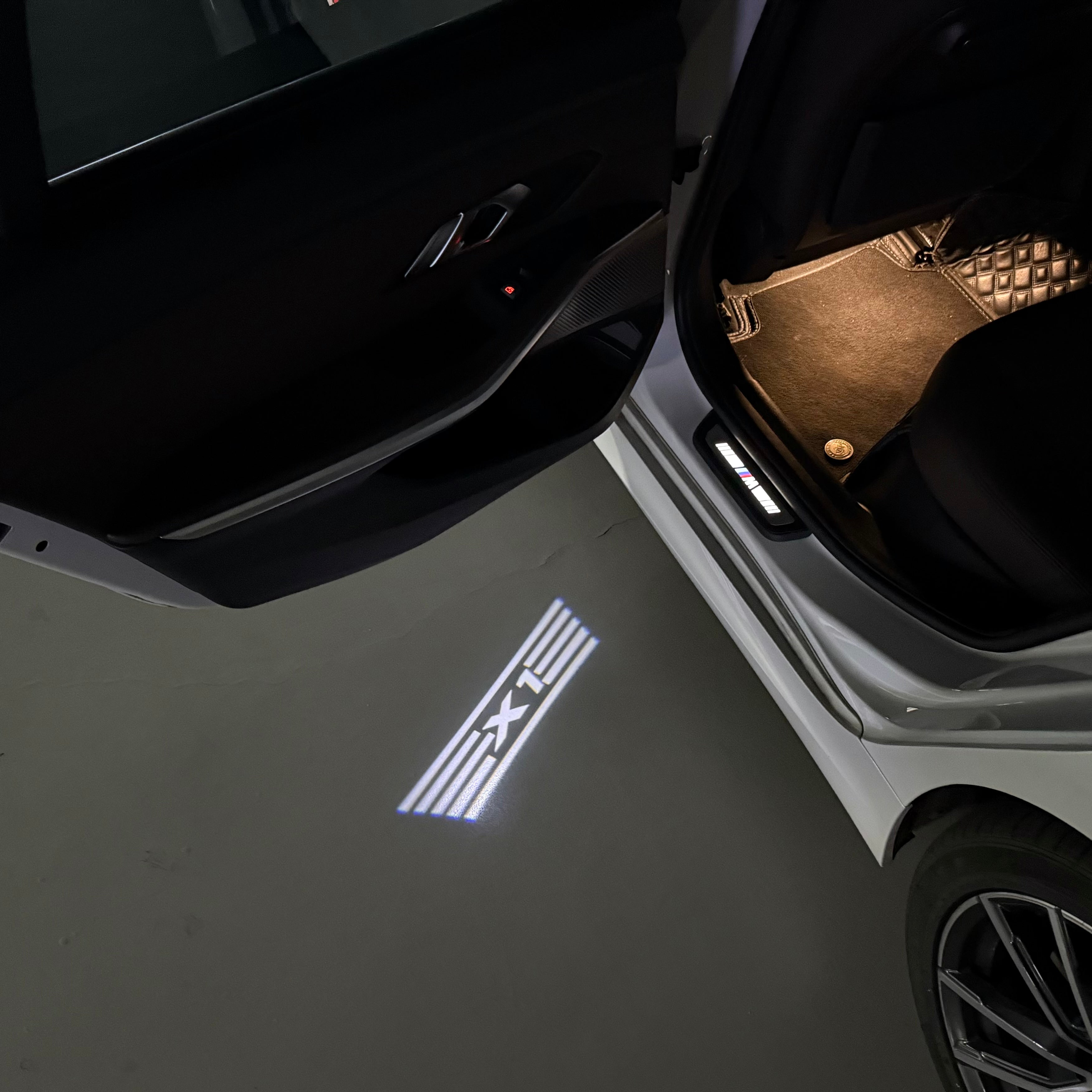 ÉCLAIRAGE DE PROJECTEUR BMW M3 LOGO Nr.24 (quantité 1 = 1 jeux / 2 feux de porte)